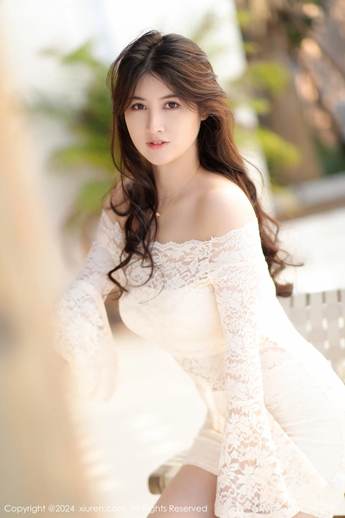 [[XiuRen秀人网]秀人网]No.8000_模特诗诗kiki性感白色露肩连衣裙配超薄肉丝秀惹火身材诱惑写真70P