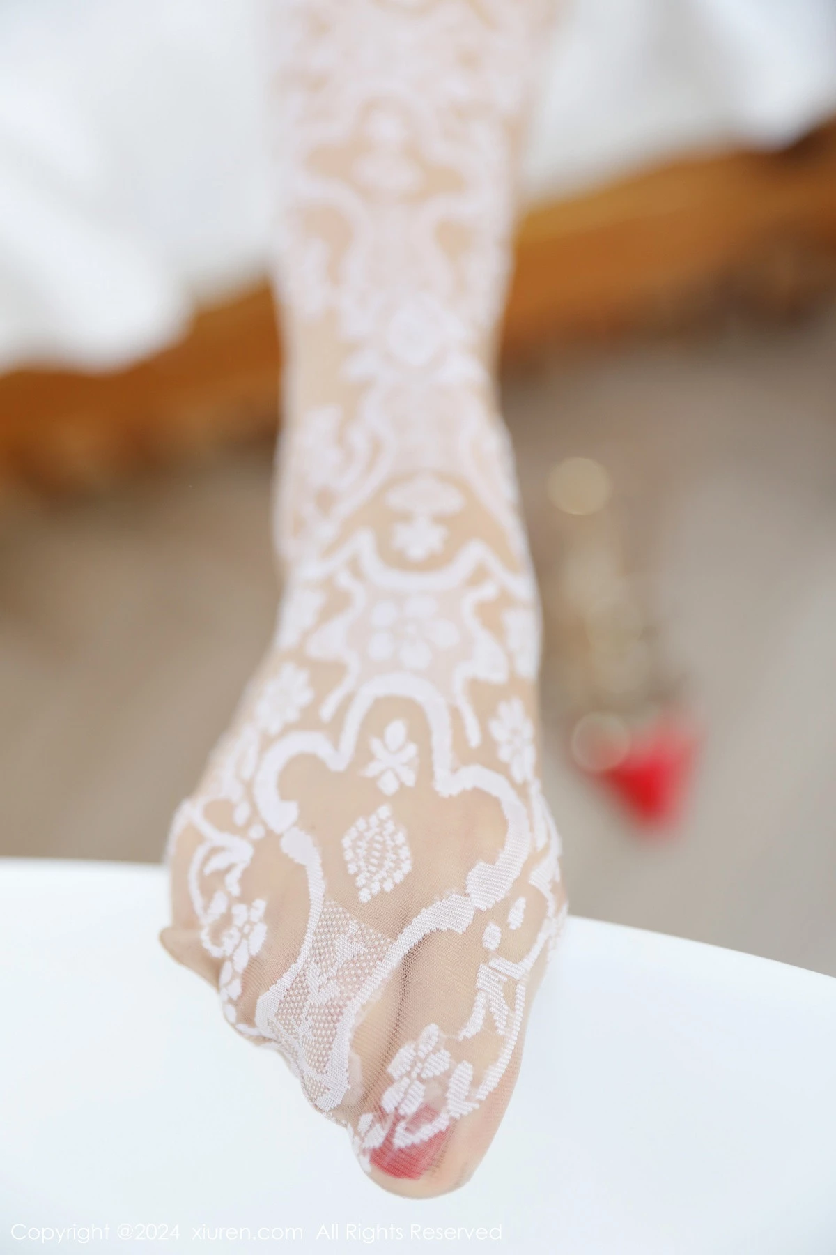 [[XiuRen秀人网]秀人网]No.8000_模特诗诗kiki性感白色露肩连衣裙配超薄肉丝秀惹火身材诱惑写真70P