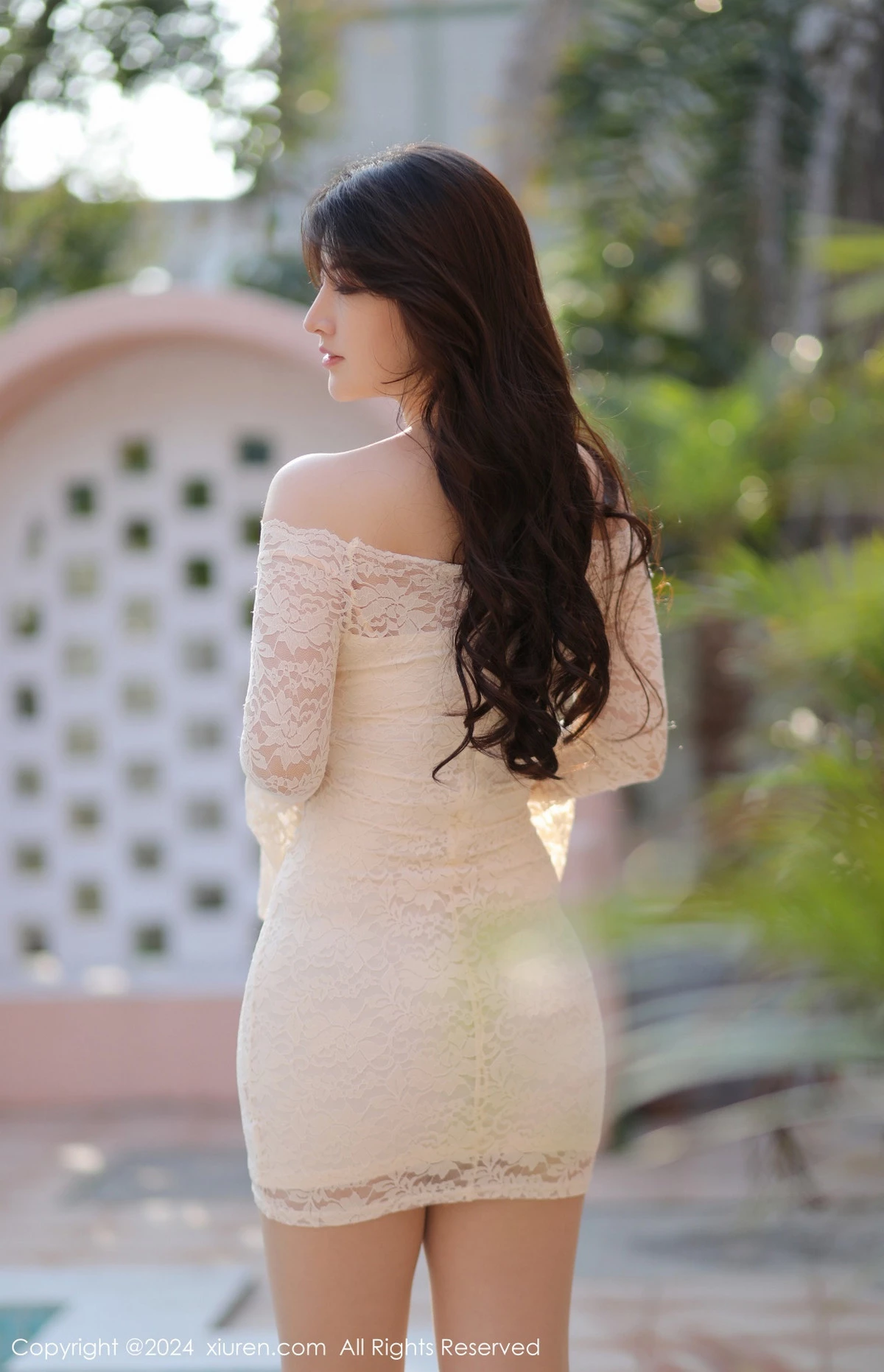 [[XiuRen秀人网]秀人网]No.8000_模特诗诗kiki性感白色露肩连衣裙配超薄肉丝秀惹火身材诱惑写真70P