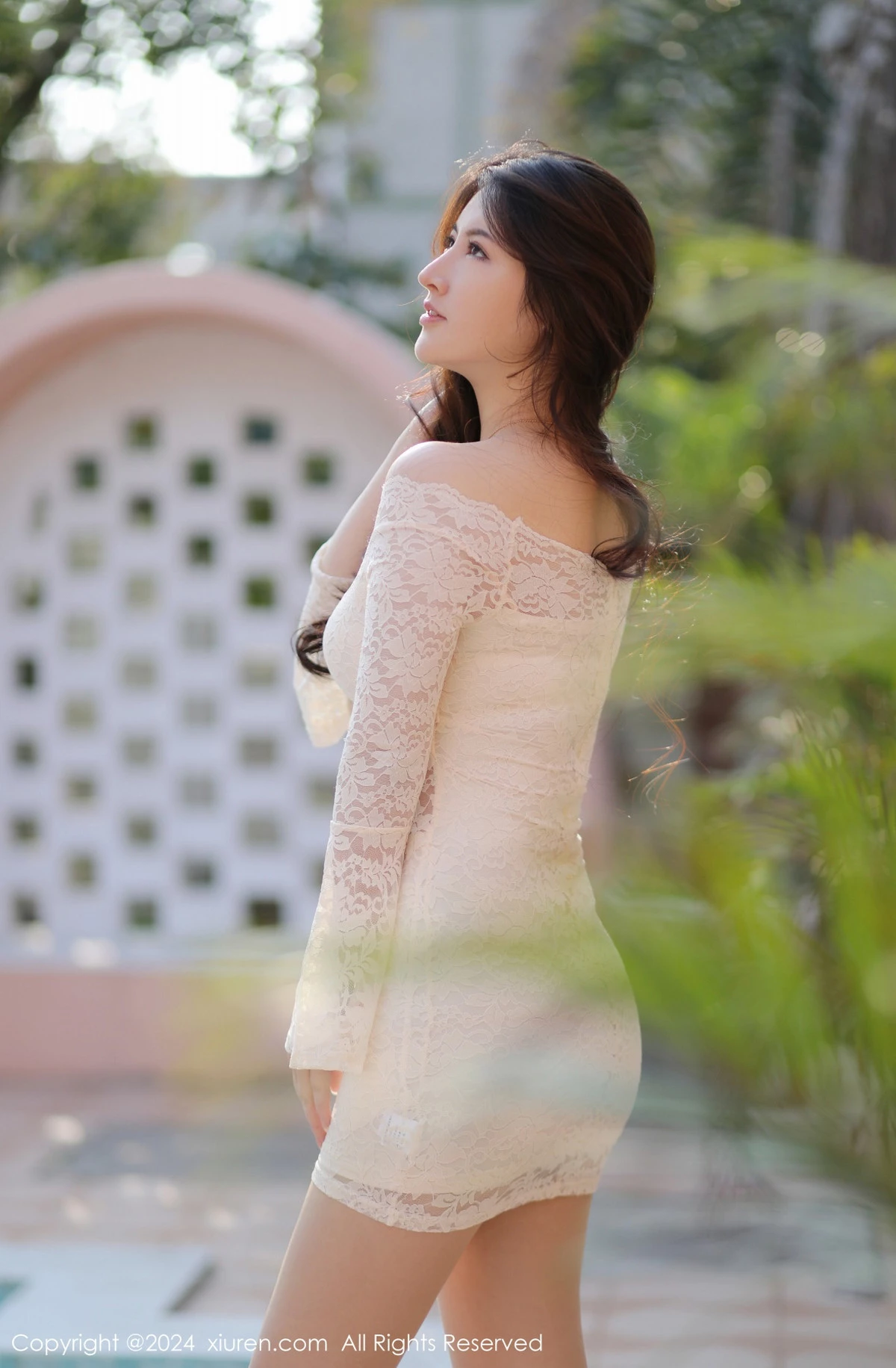 [[XiuRen秀人网]秀人网]No.8000_模特诗诗kiki性感白色露肩连衣裙配超薄肉丝秀惹火身材诱惑写真70P