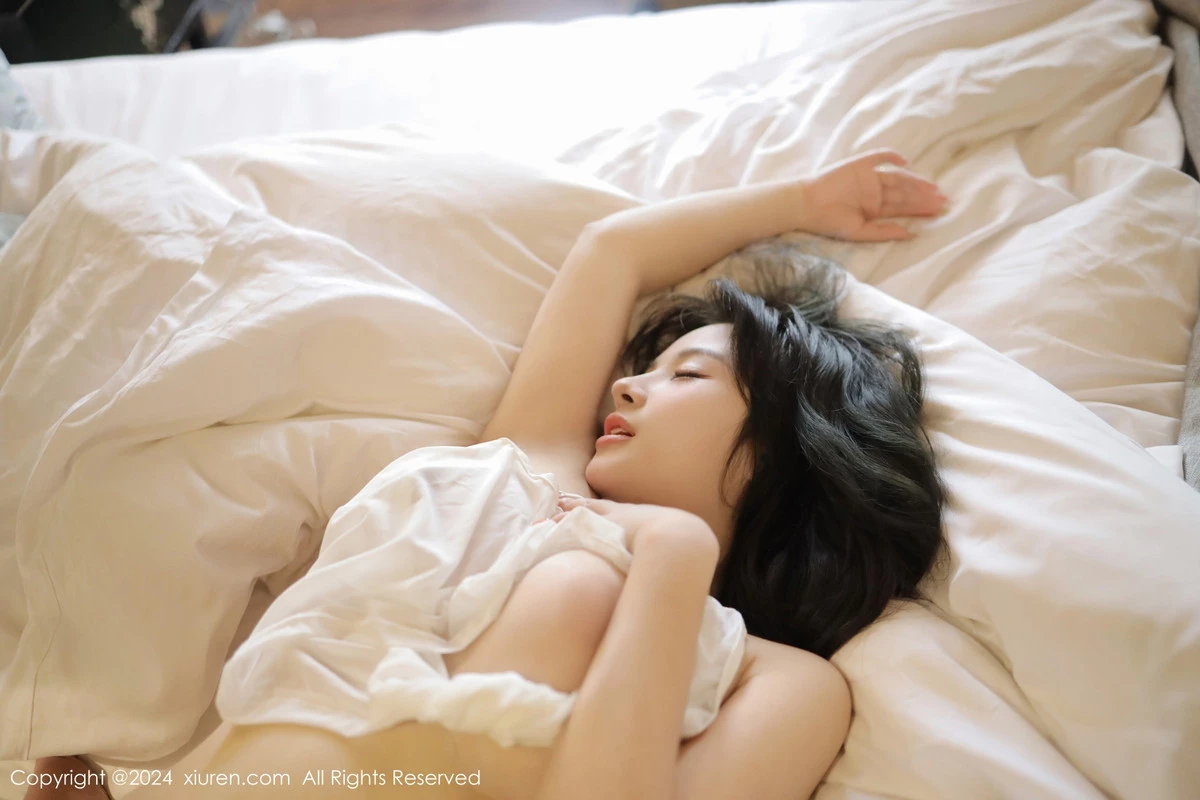 [[XiuRen秀人网]秀人网]No.8002_新人模特沈思怡私房床上性感白色轻透睡衣秀完美身材诱惑写真80P