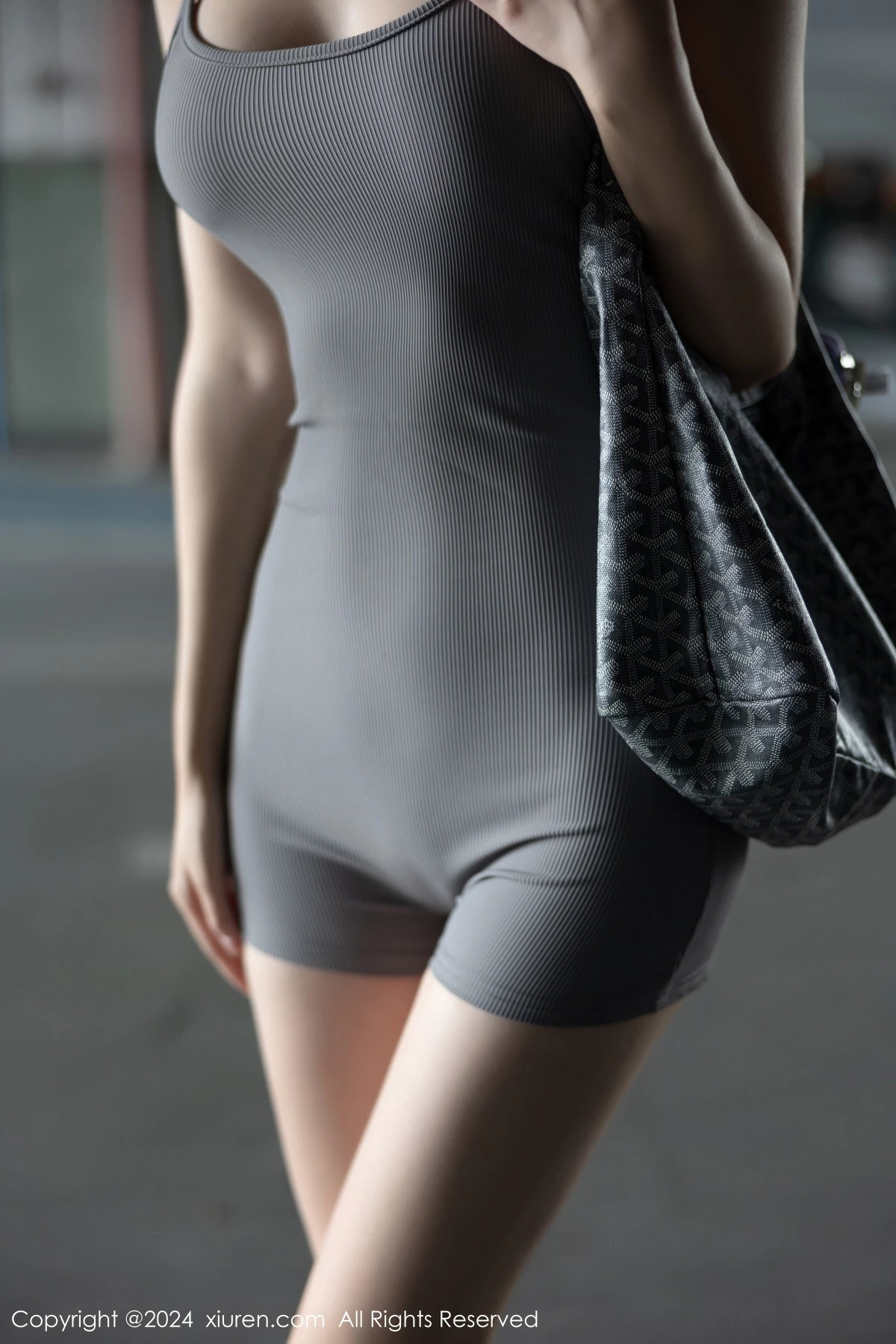 [[XiuRen秀人网]秀人网]No.8005_模特章芃芃车内+浴室性感灰色连体吊带秀曼妙身姿撩人诱惑写真83P