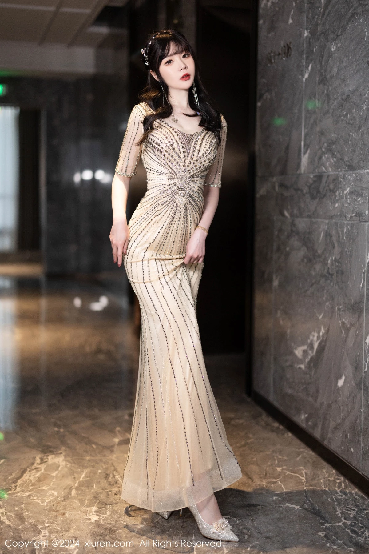 [[XiuRen秀人网]秀人网]No.8014_模特梦心玥性感金色礼裙露白色内衣配原色丝袜秀高挑身材诱惑写真84P