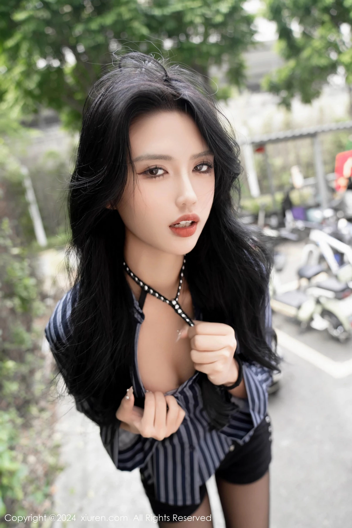 [[XiuRen秀人网]秀人网]No.8011_模特浅浅Danny黑色条纹衬衫配短裙露性感黑色情趣内衣诱惑写真70P