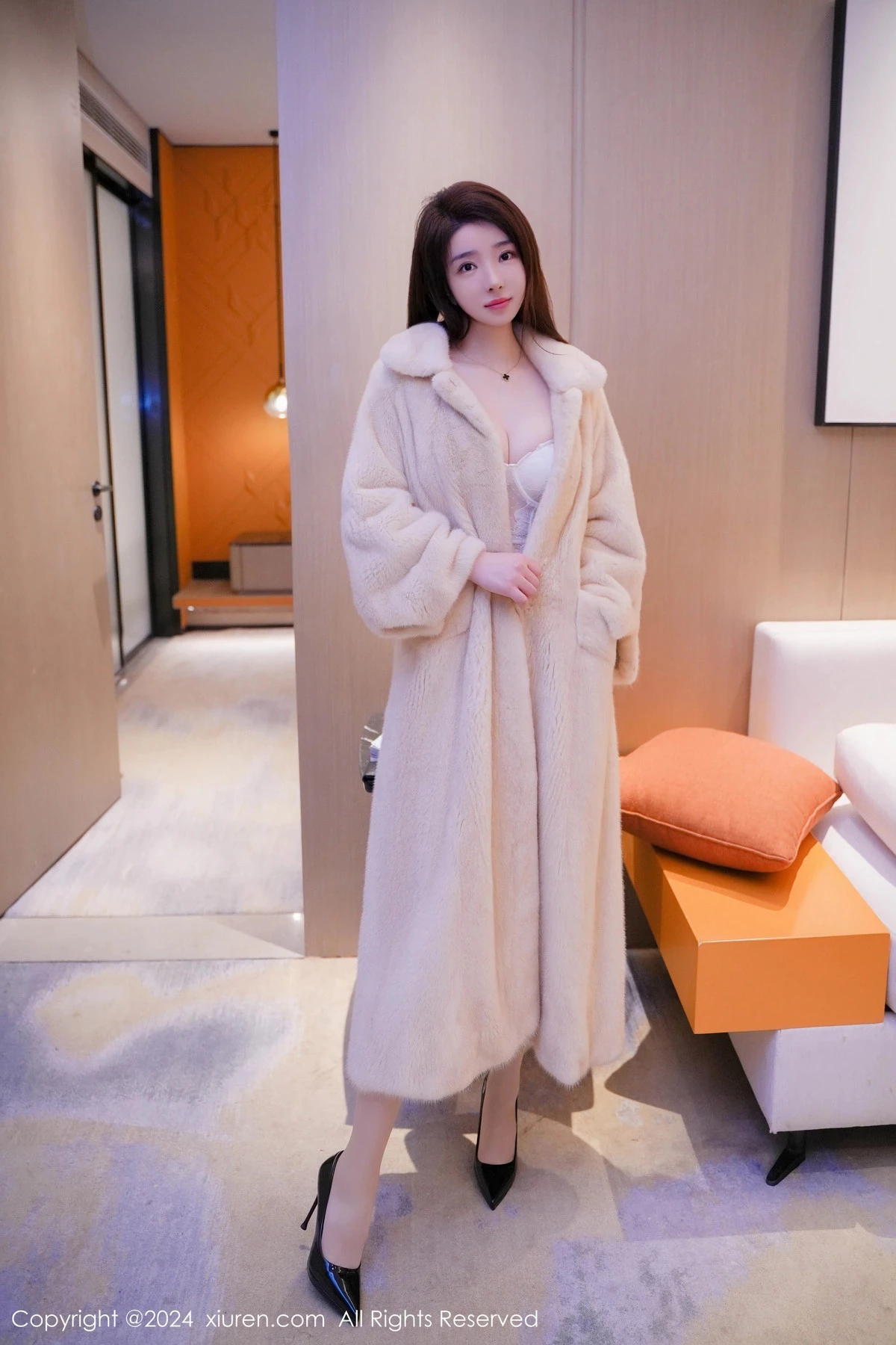 [[XiuRen秀人网]秀人网]No.8013_模特雨儿酱eve性感浅色睡袍露白色蕾丝内衣秀丰腴身材诱惑写真83P