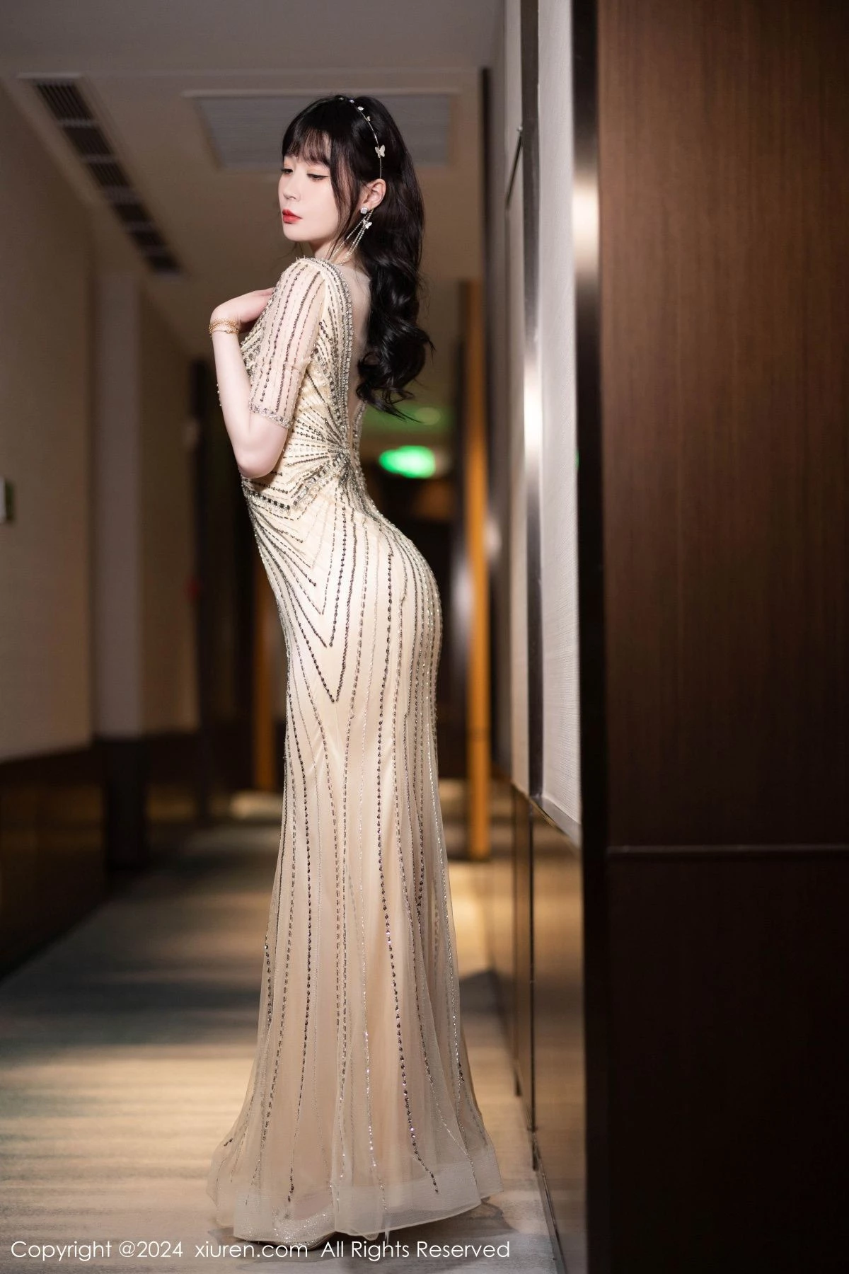 [[XiuRen秀人网]秀人网]No.8014_模特梦心玥性感金色礼裙露白色内衣配原色丝袜秀高挑身材诱惑写真84P