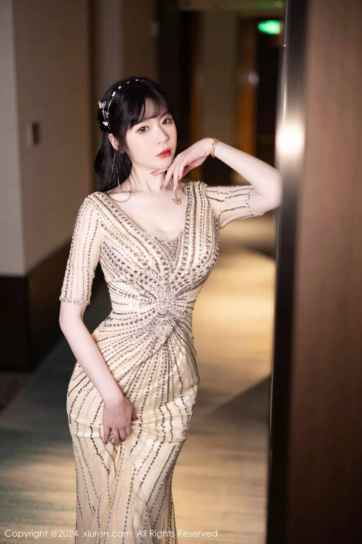 [[XiuRen秀人网]秀人网]No.8014_模特梦心玥性感金色礼裙露白色内衣配原色丝袜秀高挑身材诱惑写真84P