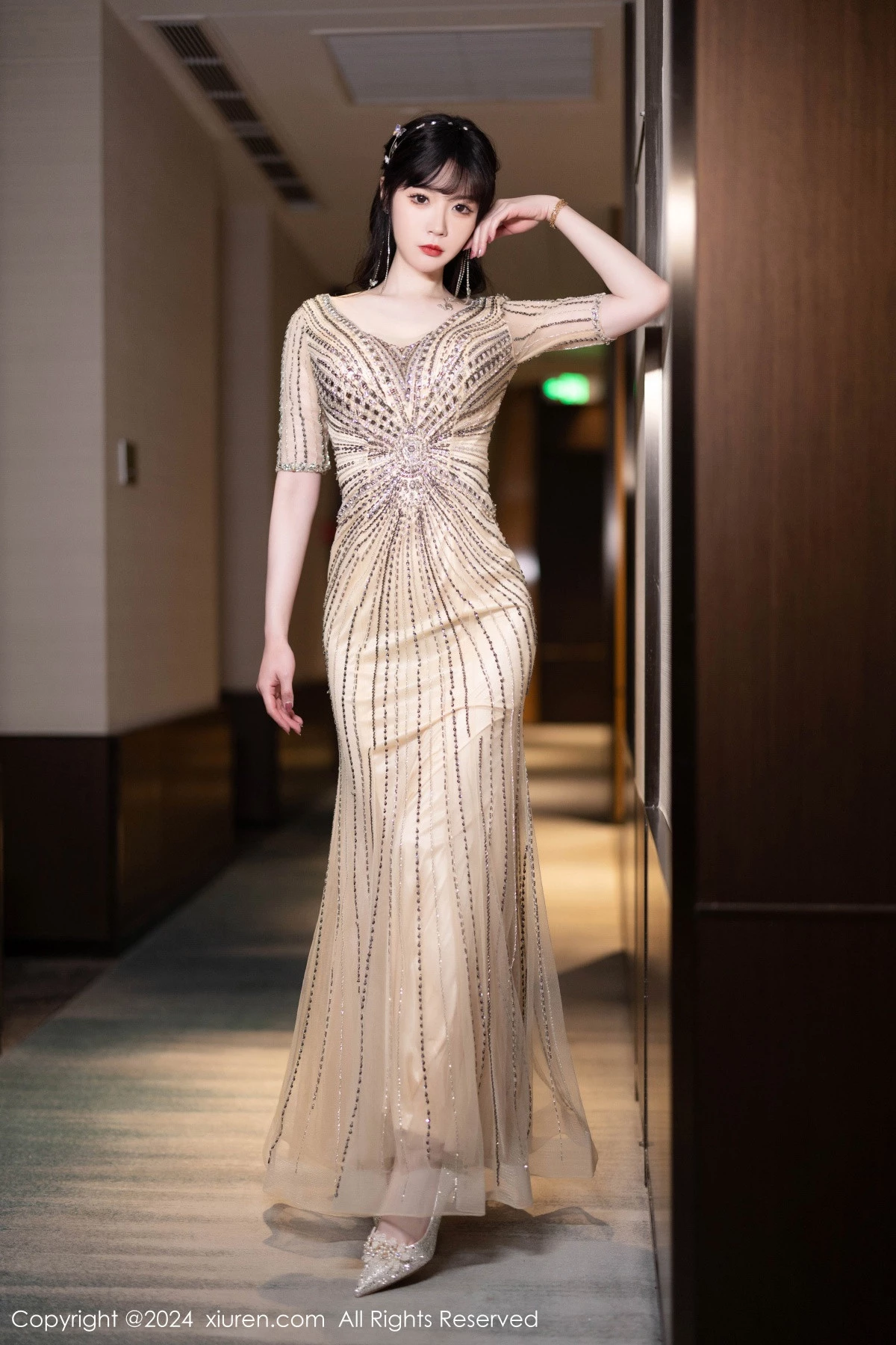 [[XiuRen秀人网]秀人网]No.8014_模特梦心玥性感金色礼裙露白色内衣配原色丝袜秀高挑身材诱惑写真84P