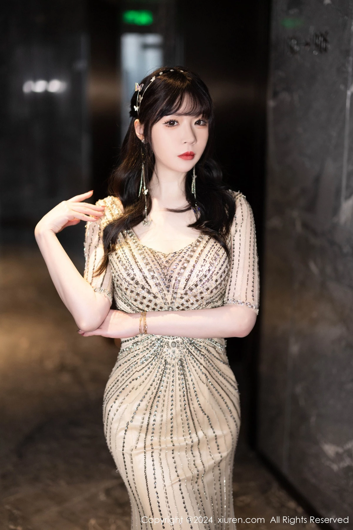 [[XiuRen秀人网]秀人网]No.8014_模特梦心玥性感金色礼裙露白色内衣配原色丝袜秀高挑身材诱惑写真84P