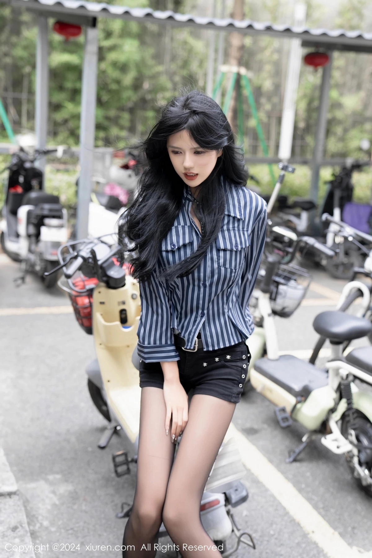 [[XiuRen秀人网]秀人网]No.8011_模特浅浅Danny黑色条纹衬衫配短裙露性感黑色情趣内衣诱惑写真70P