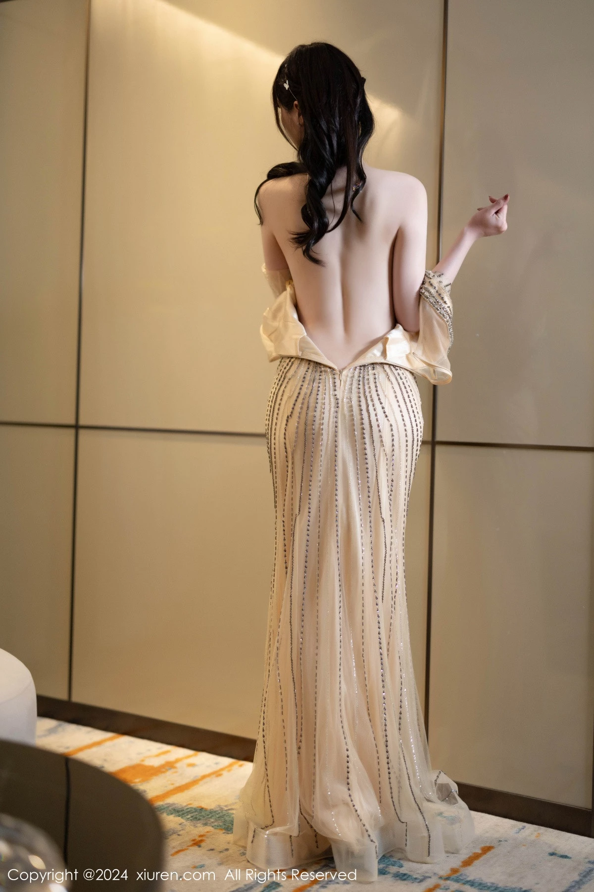 [[XiuRen秀人网]秀人网]No.8014_模特梦心玥性感金色礼裙露白色内衣配原色丝袜秀高挑身材诱惑写真84P
