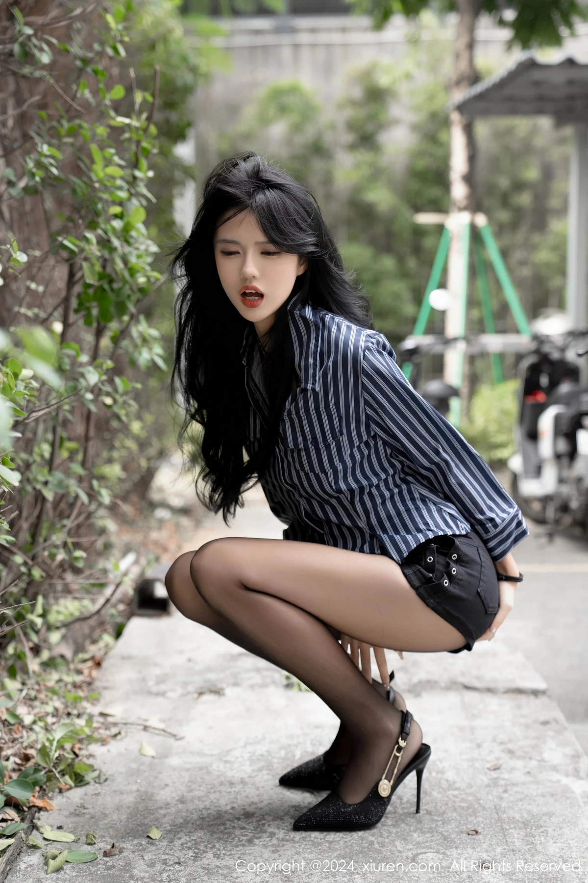 [[XiuRen秀人网]秀人网]No.8011_模特浅浅Danny黑色条纹衬衫配短裙露性感黑色情趣内衣诱惑写真70P