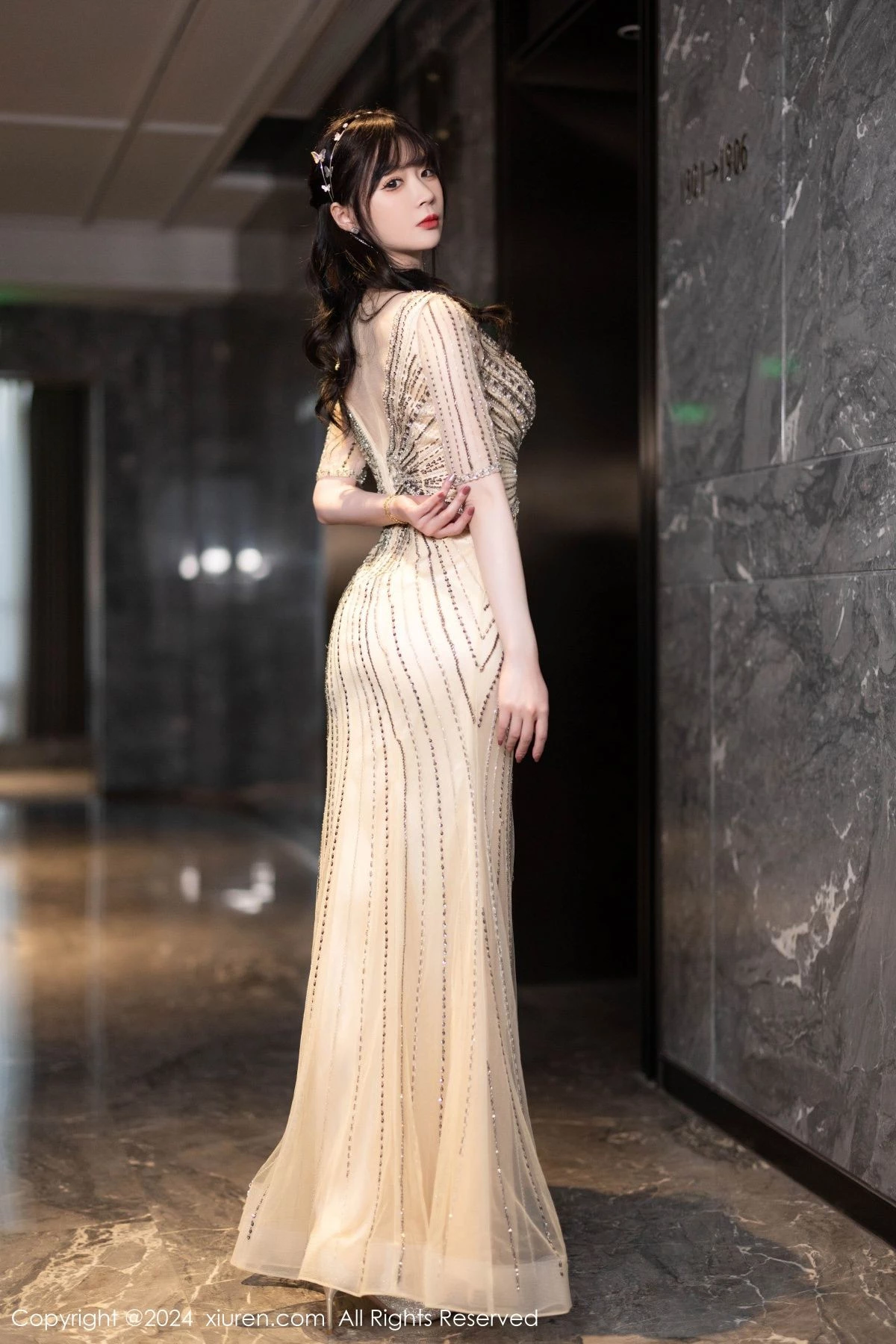 [[XiuRen秀人网]秀人网]No.8014_模特梦心玥性感金色礼裙露白色内衣配原色丝袜秀高挑身材诱惑写真84P