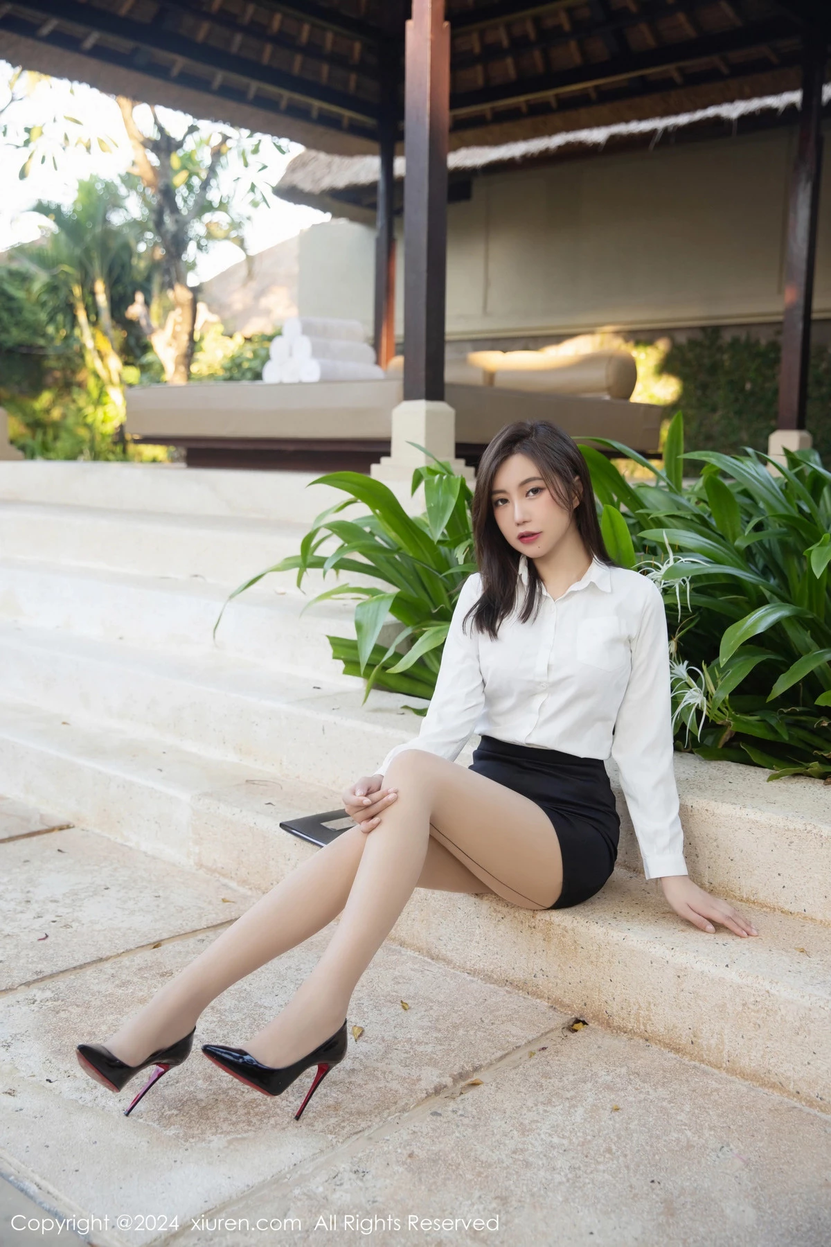 [[XiuRen秀人网]秀人网]No.8010_女神绮里嘉ula泳池性感白T配黑色短裙露红色内衣完美诱惑写真76P