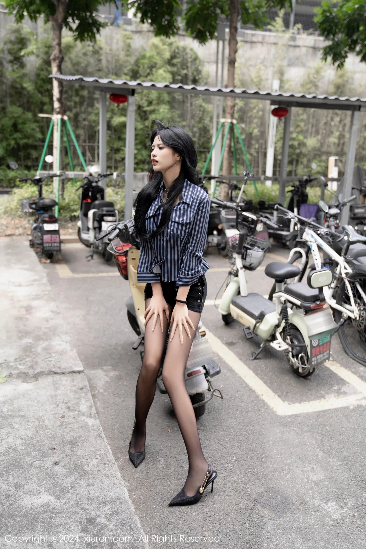 [[XiuRen秀人网]秀人网]No.8011_模特浅浅Danny黑色条纹衬衫配短裙露性感黑色情趣内衣诱惑写真70P