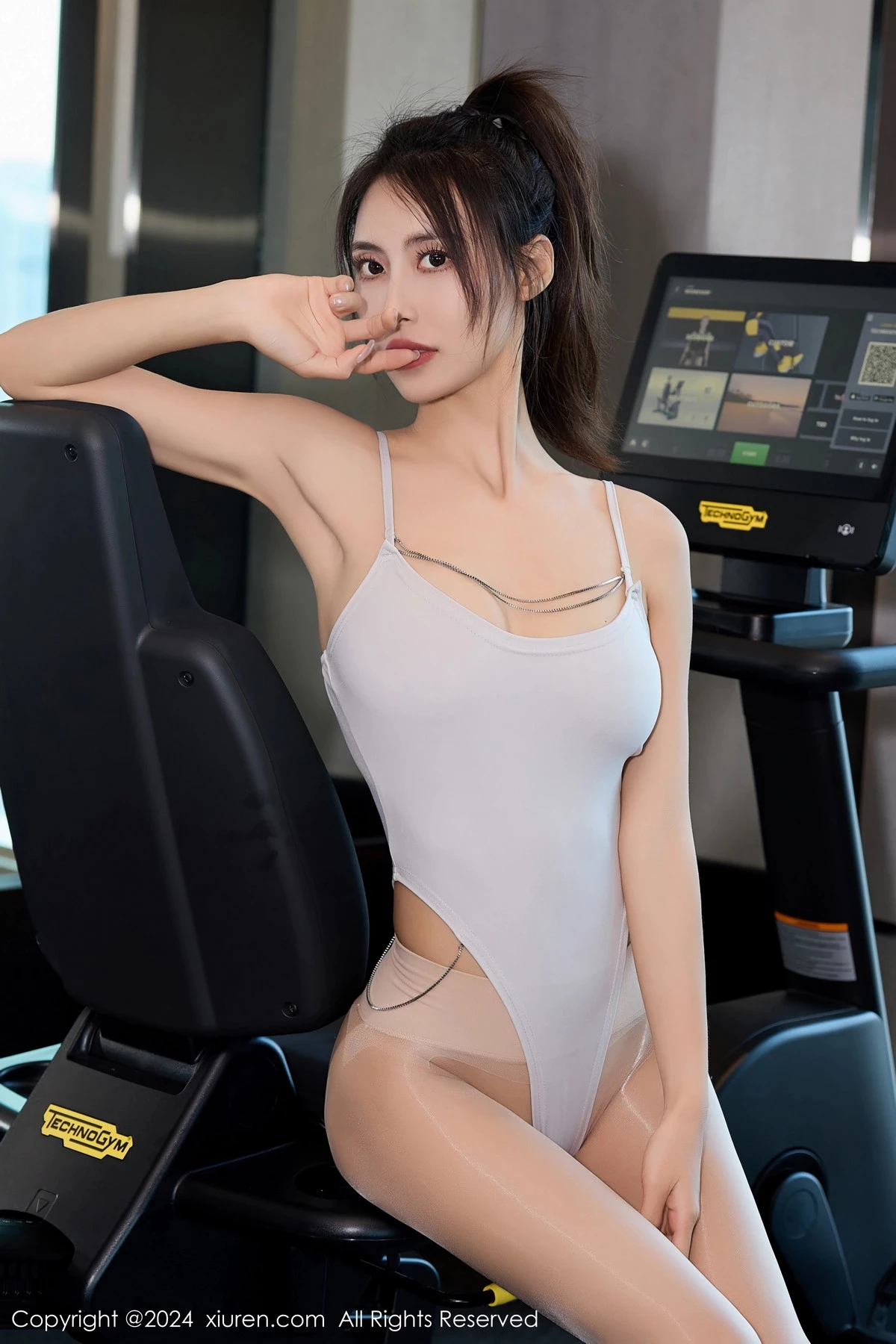 [[XiuRen秀人网]秀人网]No.8018_模特Lingyu69健身房性感白色高叉连体衣配闪亮肉丝撩人诱惑写真70P