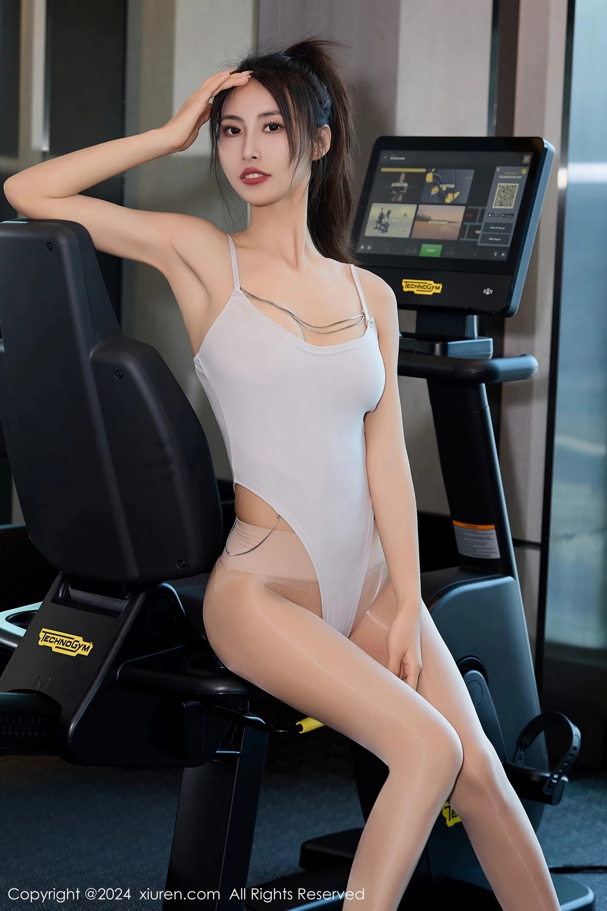 [[XiuRen秀人网]秀人网]No.8018_模特Lingyu69健身房性感白色高叉连体衣配闪亮肉丝撩人诱惑写真70P