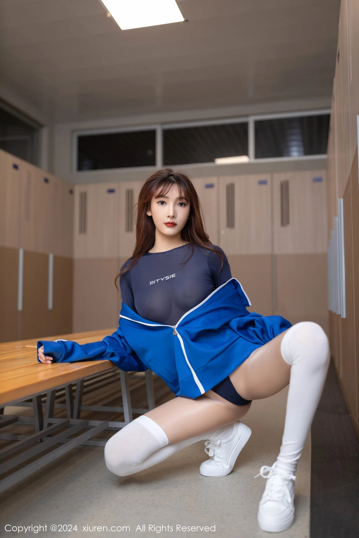 [[XiuRen秀人网]秀人网]No.8021_模特陆萱萱性感蓝色薄透死库水配白丝袜秀曼妙身姿撩人诱惑写真78P