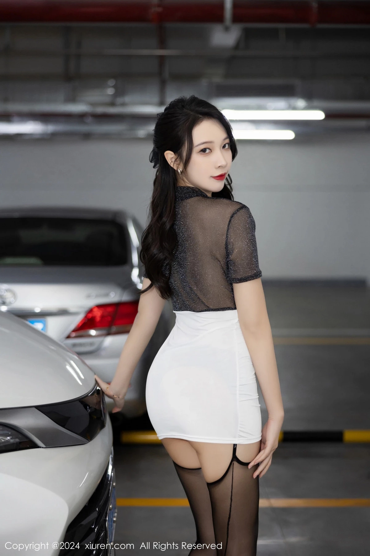 [[XiuRen秀人网]秀人网]No.8017_模特郑颖姗Bev黑色轻透上衣配白短裙露黑丝吊袜秀美腿诱惑写真82P