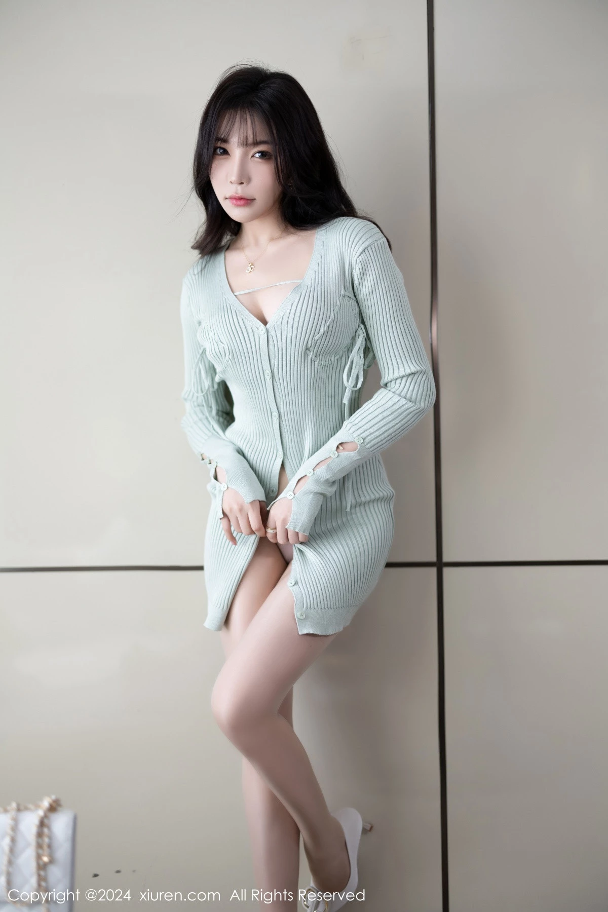 [[XiuRen秀人网]秀人网]No.8028_女神徐莉芝Booty性感淡蓝服饰露紫色内衣配肉丝袜迷人诱惑写真85P