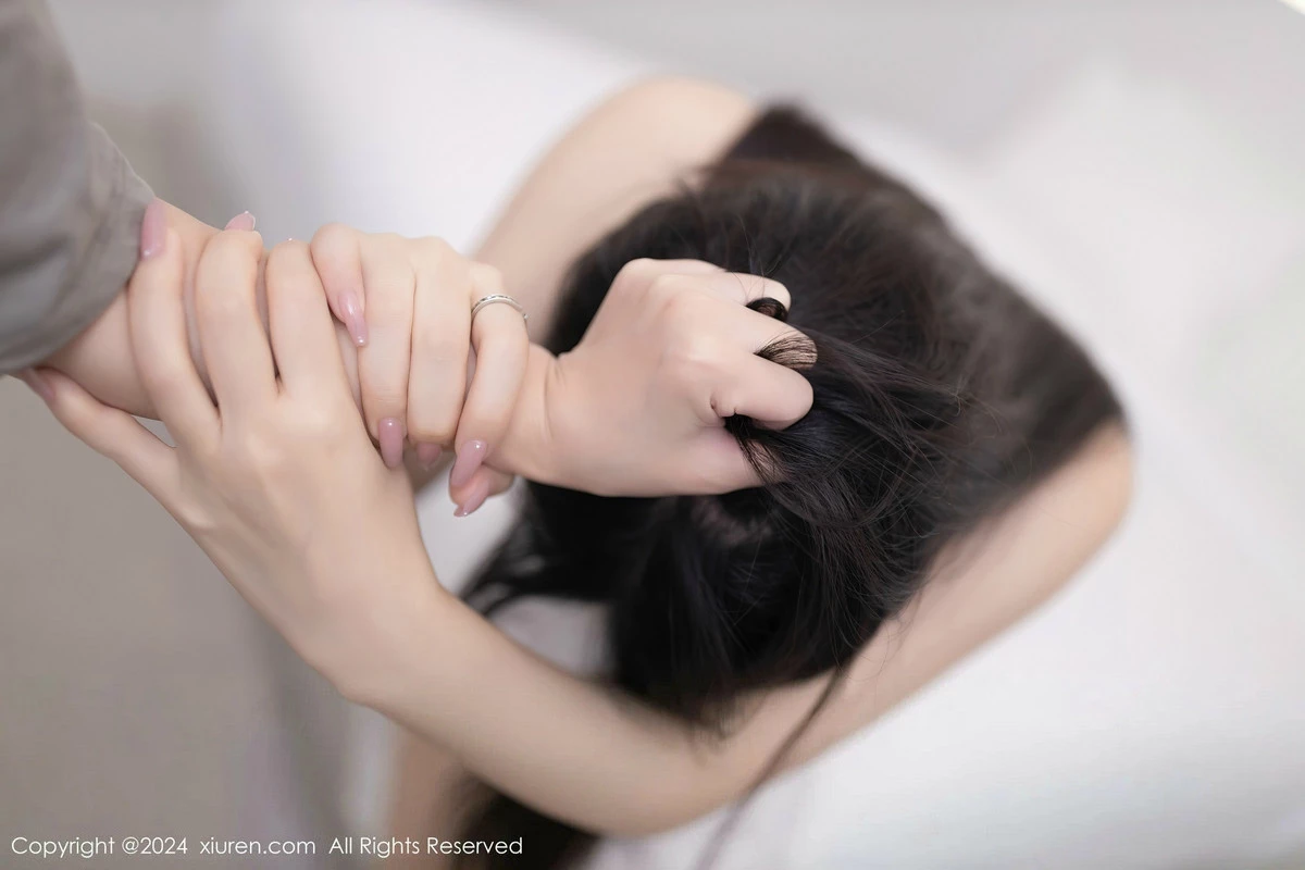 [[XiuRen秀人网]秀人网]No.8026_模特鱼子酱Fish性感紫灰色上衣露轻透内衣配超薄肉丝诱惑写真80P