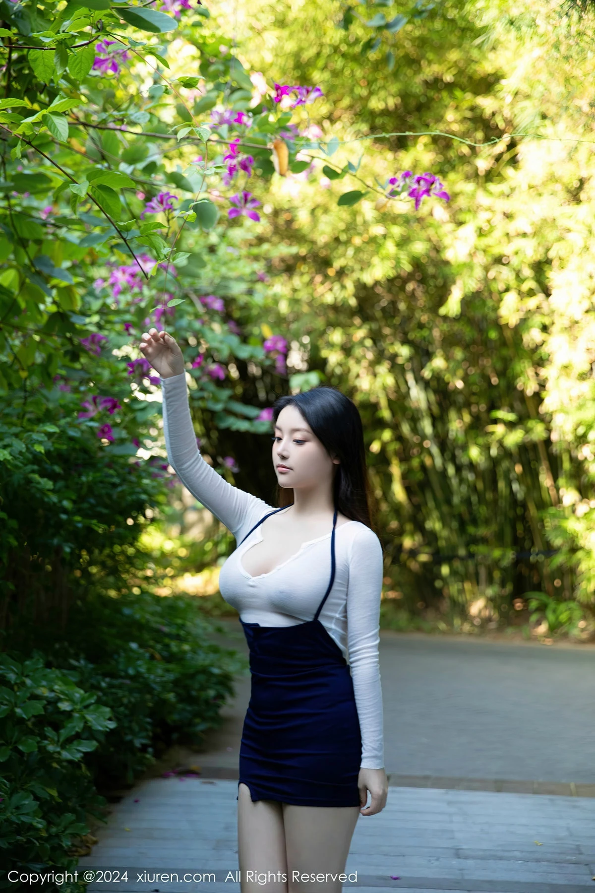 [[XiuRen秀人网]秀人网]No.8030_模特豆瓣酱户外场景性感轻透白色上衣秀丰满身材撩人诱惑写真82P