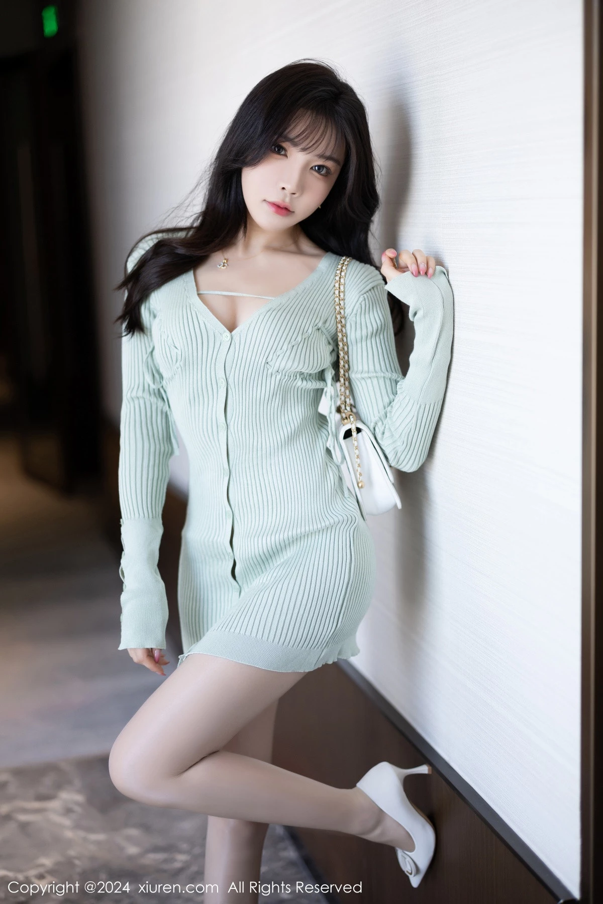 [[XiuRen秀人网]秀人网]No.8028_女神徐莉芝Booty性感淡蓝服饰露紫色内衣配肉丝袜迷人诱惑写真85P