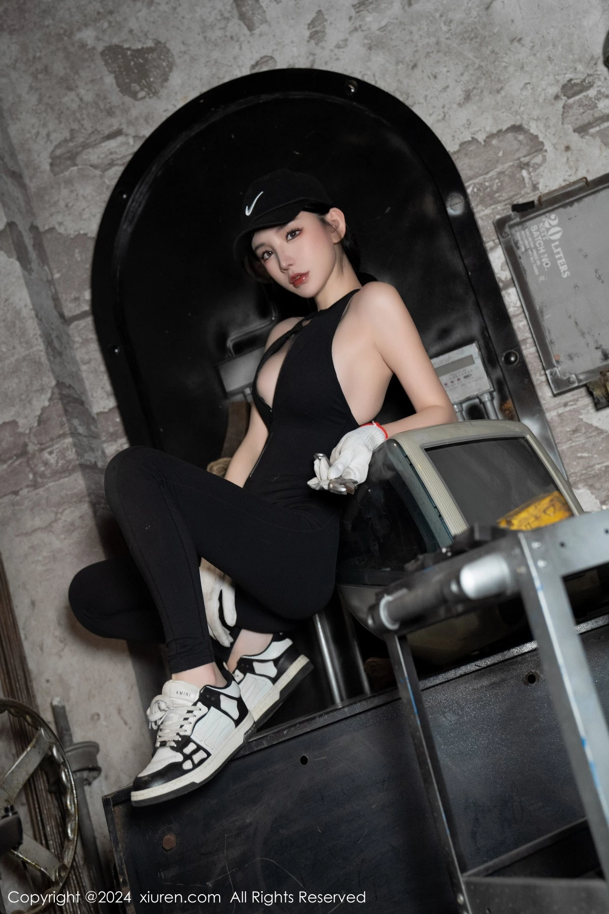 [[XiuRen秀人网]秀人网]No.8027_女神周于希Sally剧情主题脱性感黑色连体服饰秀惹火身材诱惑写真99P