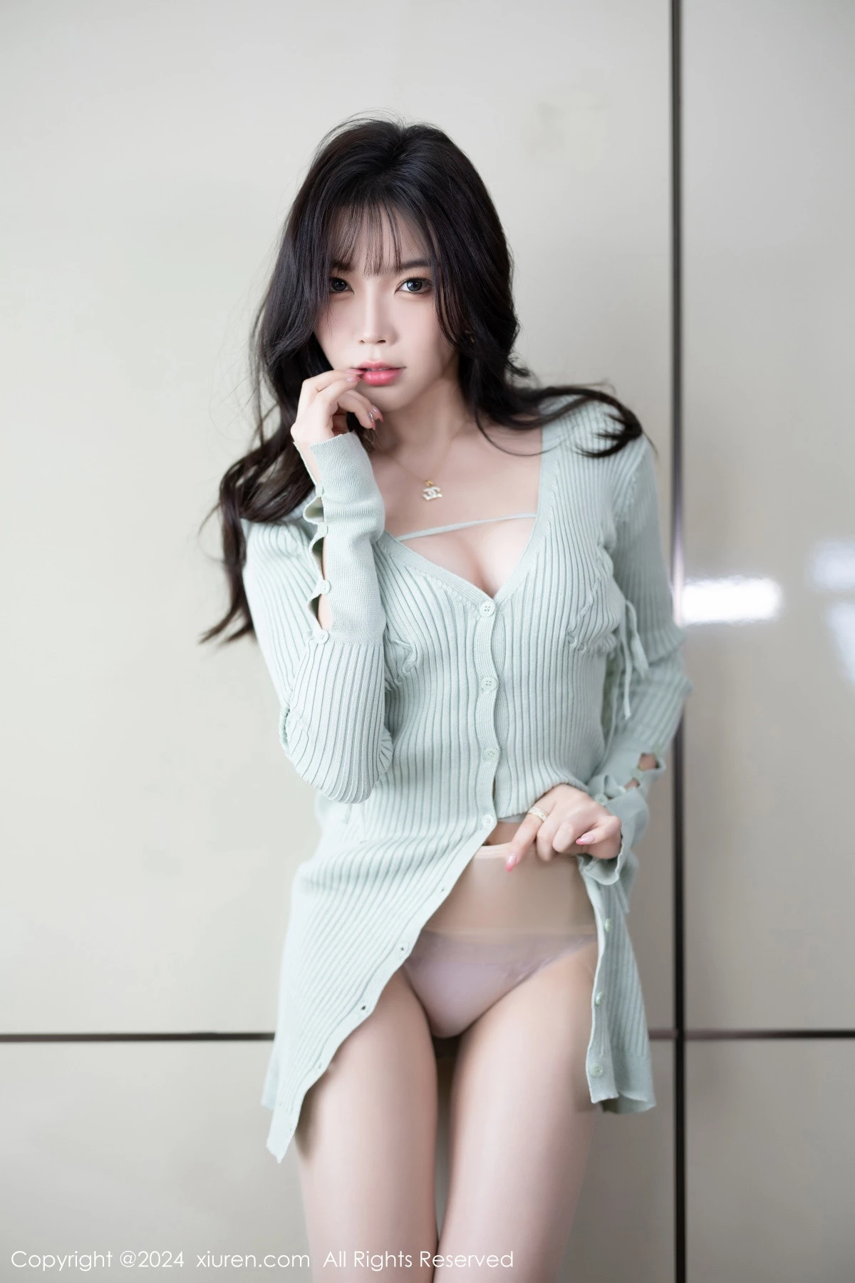 [[XiuRen秀人网]秀人网]No.8028_女神徐莉芝Booty性感淡蓝服饰露紫色内衣配肉丝袜迷人诱惑写真85P