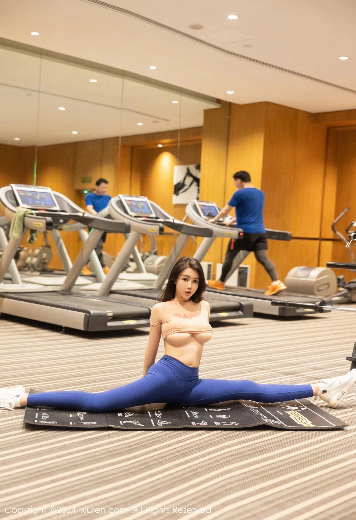 [[XiuRen秀人网]秀人网]No.8100_模特李若汐健身场所橙色上衣配蓝色运动裤秀完美身材诱惑写真84P