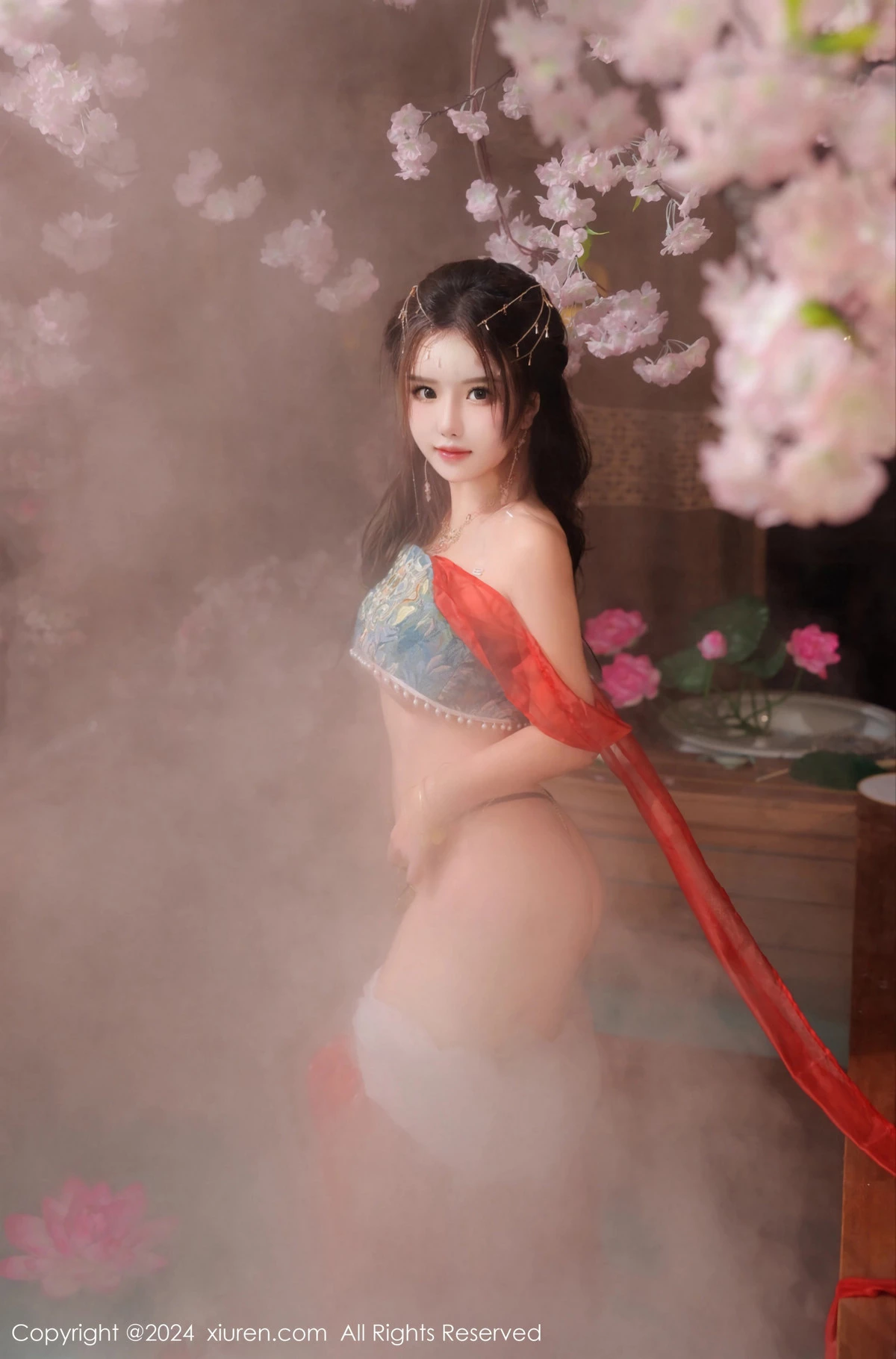 [[XiuRen秀人网]秀人网]No.8146_模特小薯条nienie性感红色古装服饰配白丝袜秀完美身材诱惑写真82P