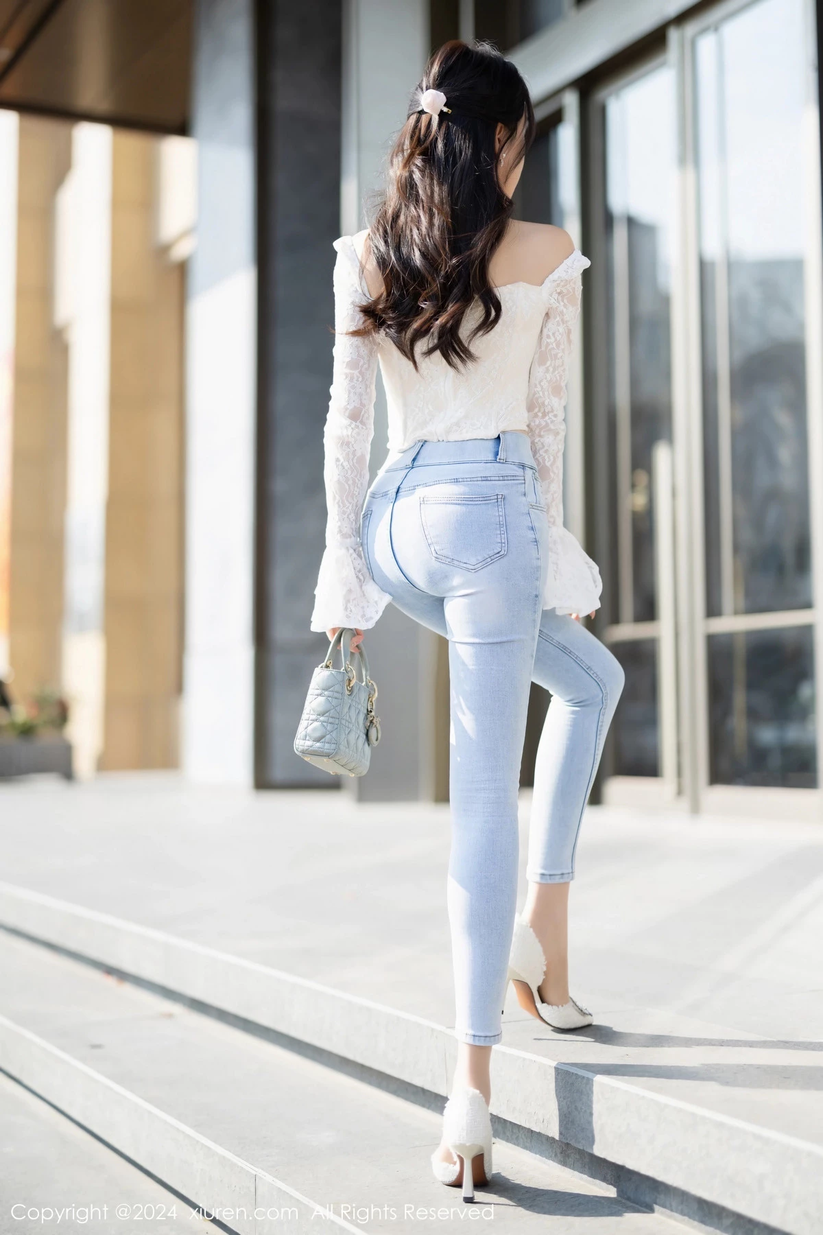 [[XiuRen秀人网]秀人网]No.8147_女神徐莉芝Booty白色上衣配牛仔裤+黑色薄纱服秀曼妙身姿写真87P