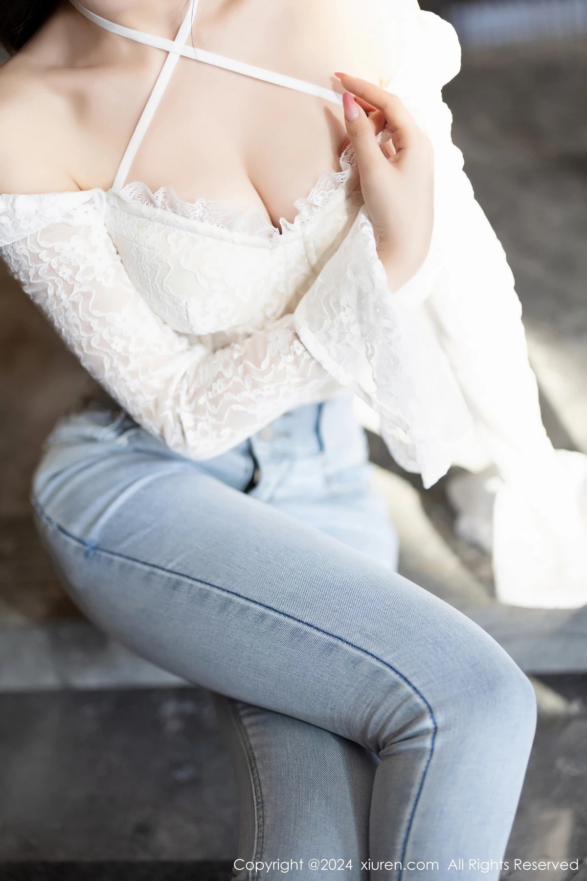 [[XiuRen秀人网]秀人网]No.8147_女神徐莉芝Booty白色上衣配牛仔裤+黑色薄纱服秀曼妙身姿写真87P