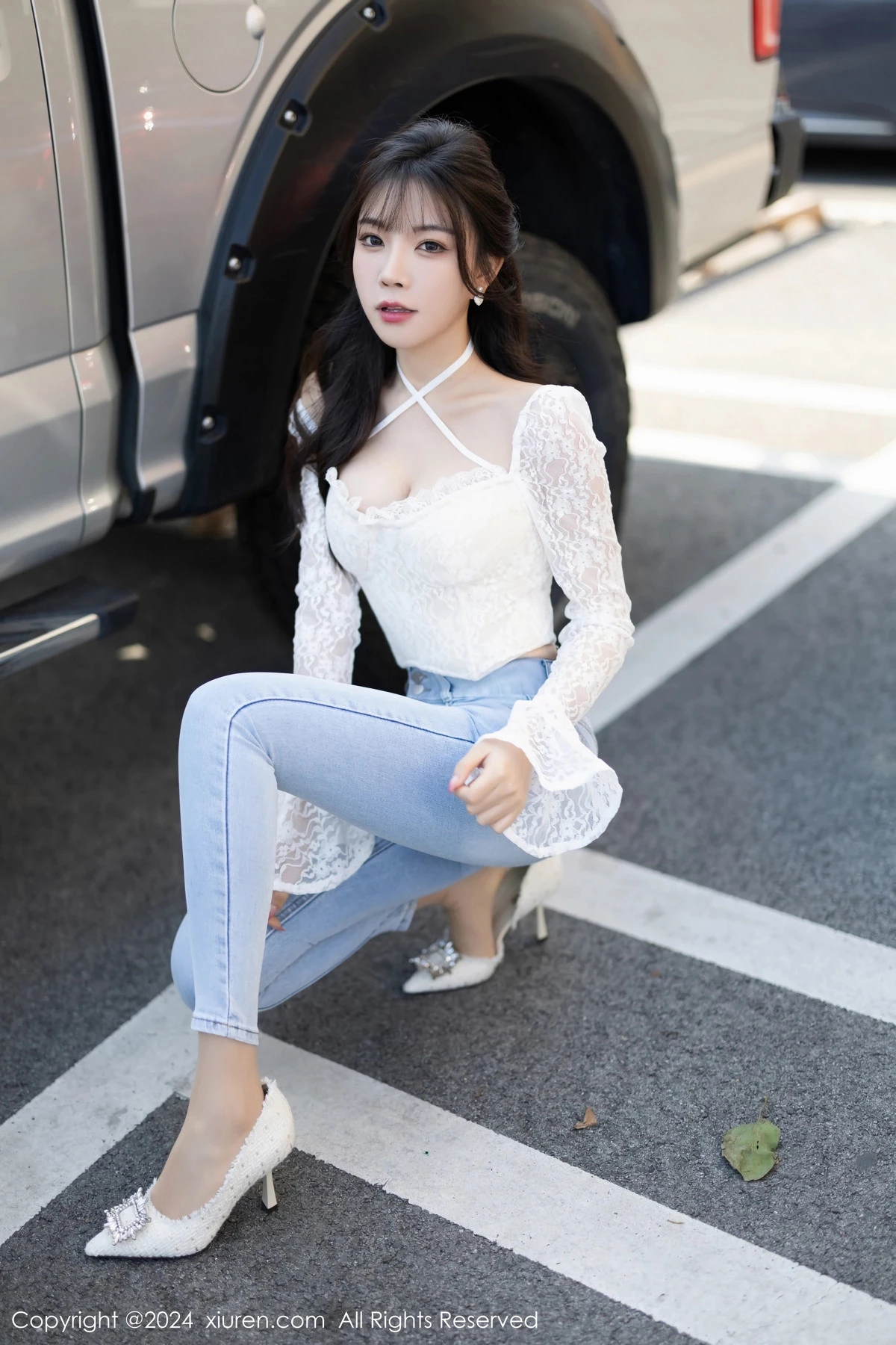 [[XiuRen秀人网]秀人网]No.8147_女神徐莉芝Booty白色上衣配牛仔裤+黑色薄纱服秀曼妙身姿写真87P