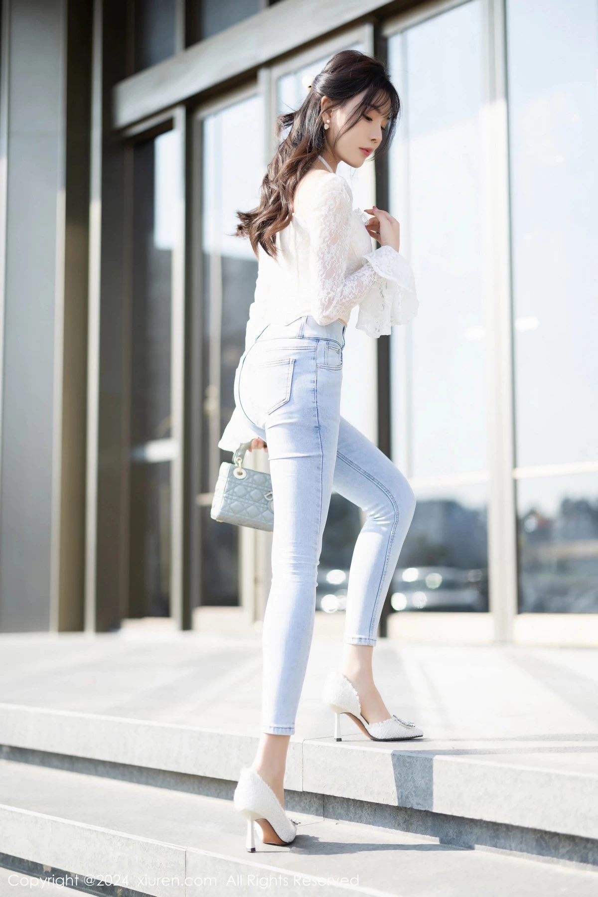 [[XiuRen秀人网]秀人网]No.8147_女神徐莉芝Booty白色上衣配牛仔裤+黑色薄纱服秀曼妙身姿写真87P