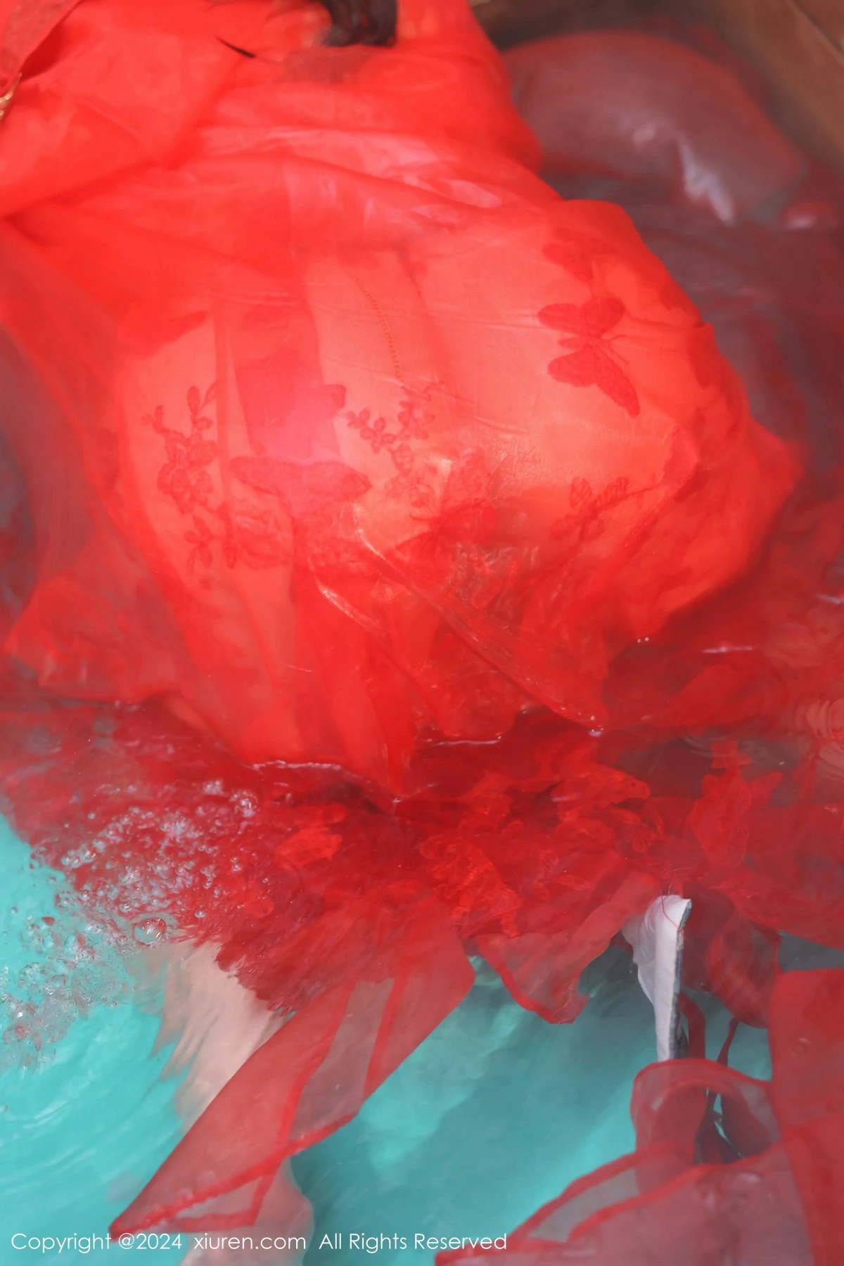 [[XiuRen秀人网]秀人网]No.8146_模特小薯条nienie性感红色古装服饰配白丝袜秀完美身材诱惑写真82P