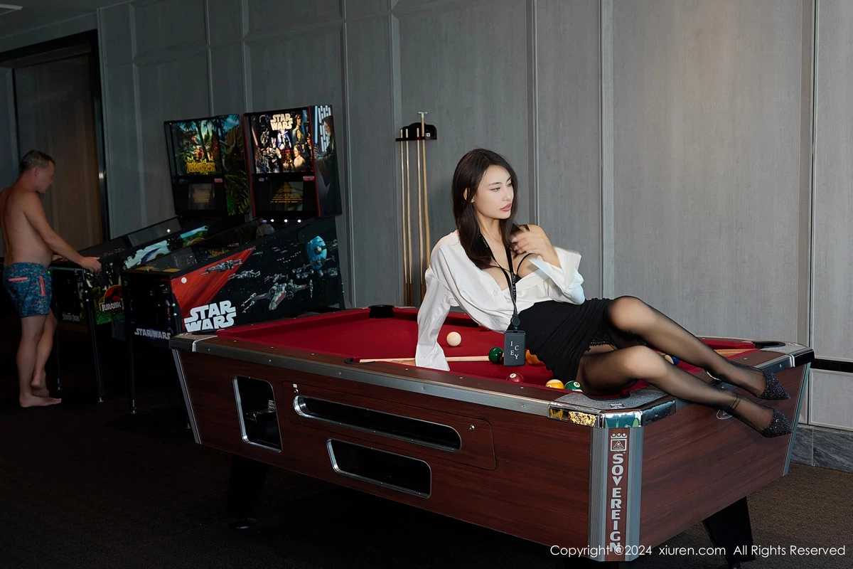 [[XiuRen秀人网]秀人网]No.8155_模特Lingyu69性感白T配黑短裙露黑色情趣服秀惹火身材诱惑写真72P