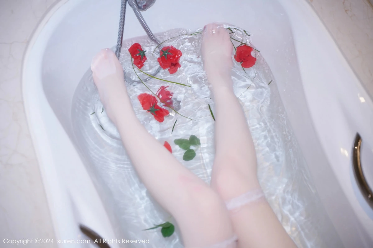 [[XiuRen秀人网]秀人网]No.8162_模特梦灵儿Mini性感白色浴袍配白色丝袜秀曼妙身姿惹火诱惑写真66P