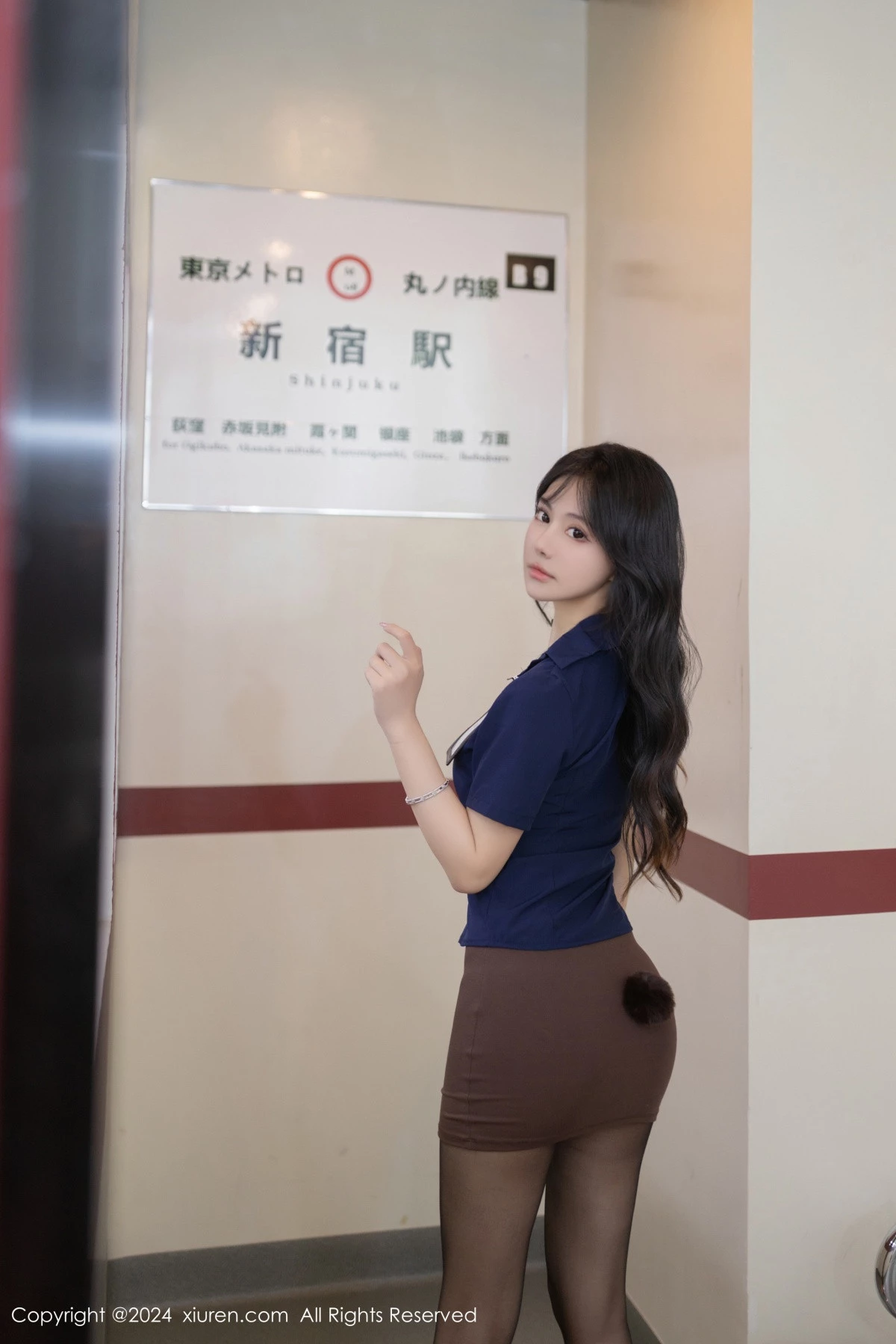 [[XiuRen秀人网]秀人网]No.8167_模特幼幼蓝色上衣配咖啡色短裙露黑色内衣超薄黑丝极致魅惑写真81P