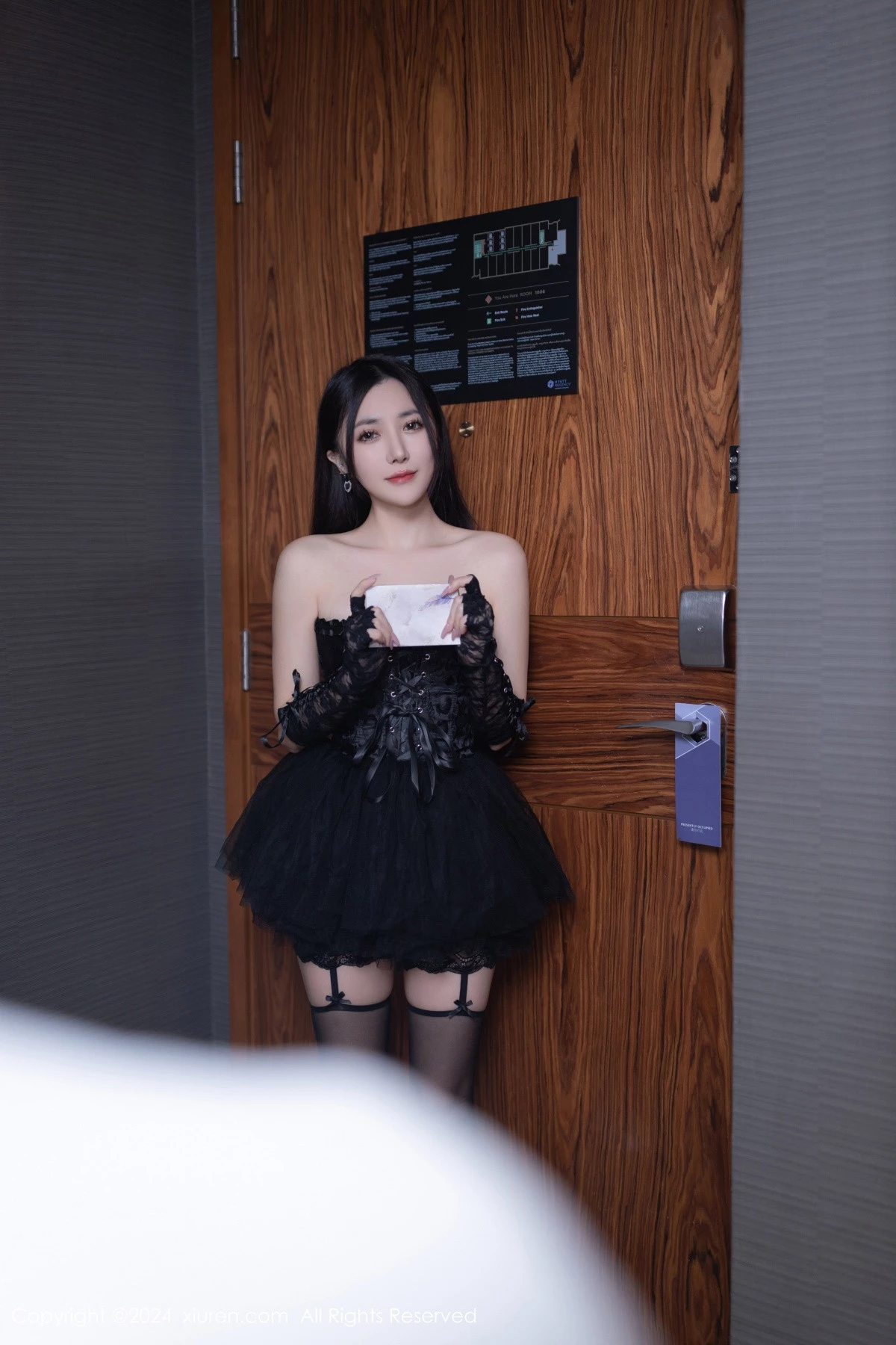 [[XiuRen秀人网]秀人网]No.8166_模特鱼子酱Fish性感黑色轻透长裙露黑色内衣配黑丝吊袜魅惑写真79P