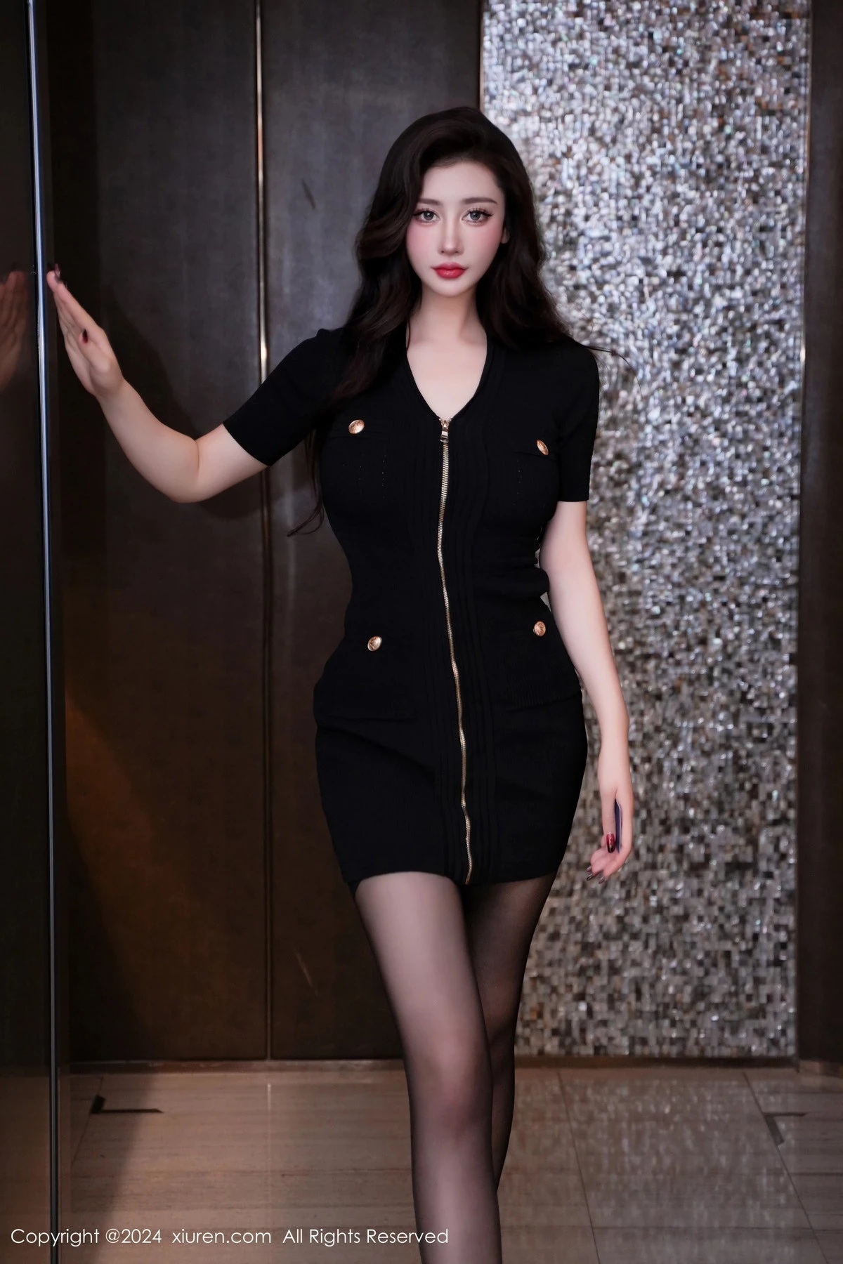 [[XiuRen秀人网]秀人网]No.8170_模特蕾蕾醒了没性感黑色收身服饰配超薄黑丝秀丰腴身材诱惑写真80P
