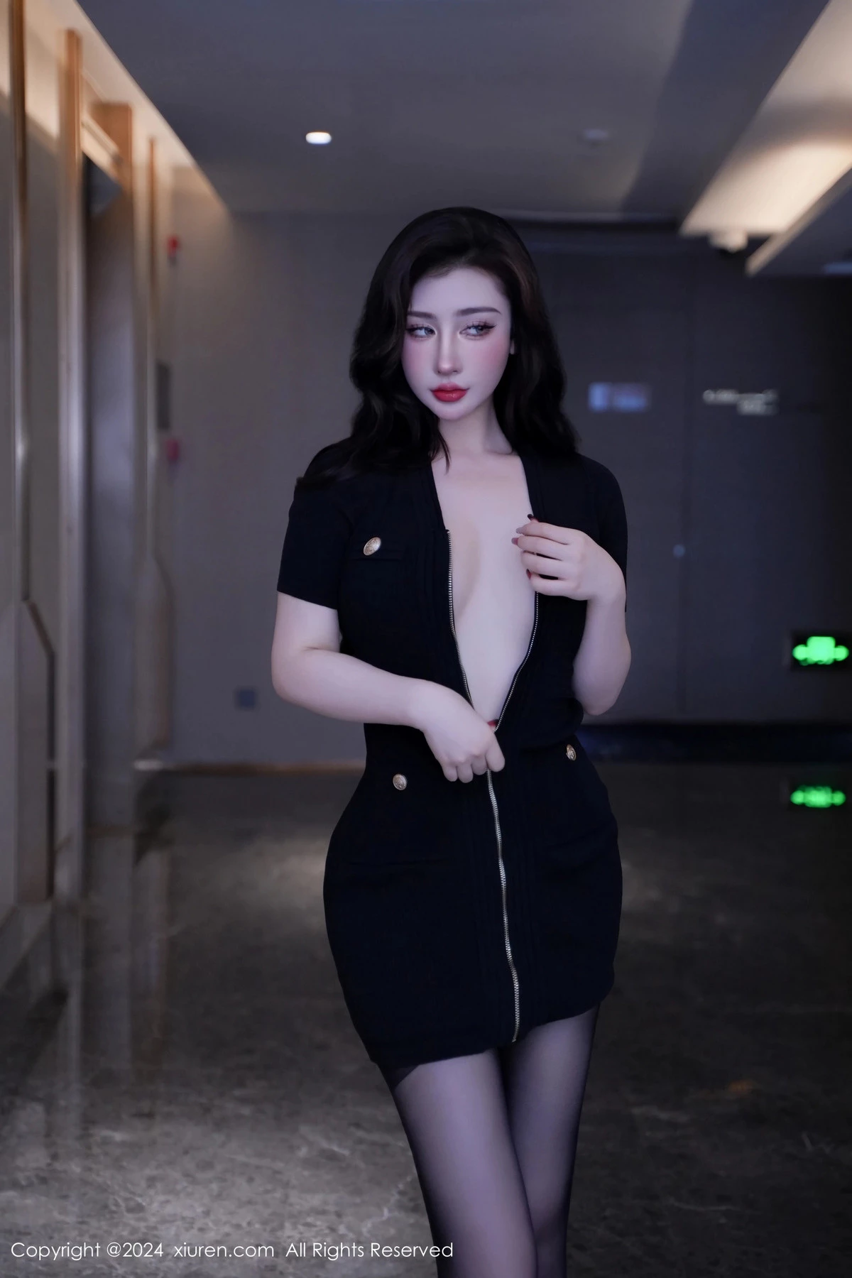 [[XiuRen秀人网]秀人网]No.8170_模特蕾蕾醒了没性感黑色收身服饰配超薄黑丝秀丰腴身材诱惑写真80P