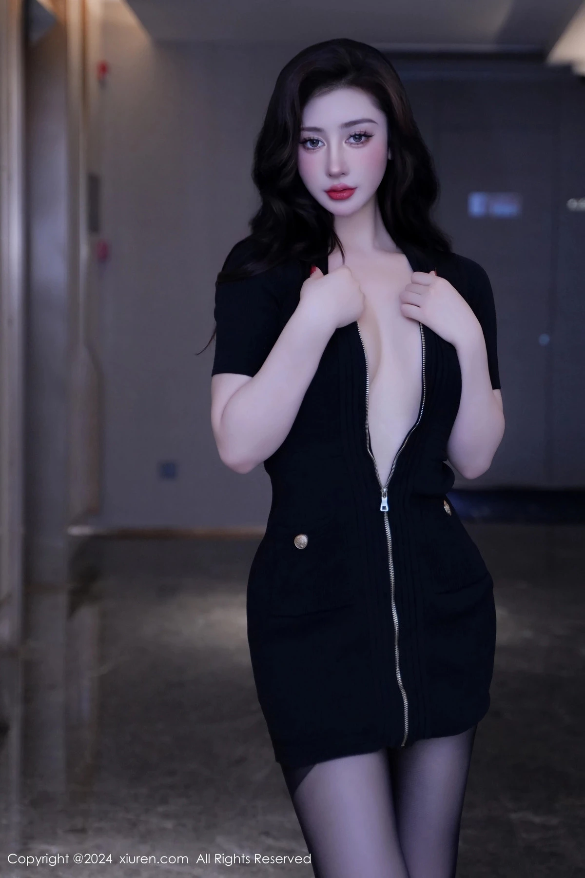 [[XiuRen秀人网]秀人网]No.8170_模特蕾蕾醒了没性感黑色收身服饰配超薄黑丝秀丰腴身材诱惑写真80P