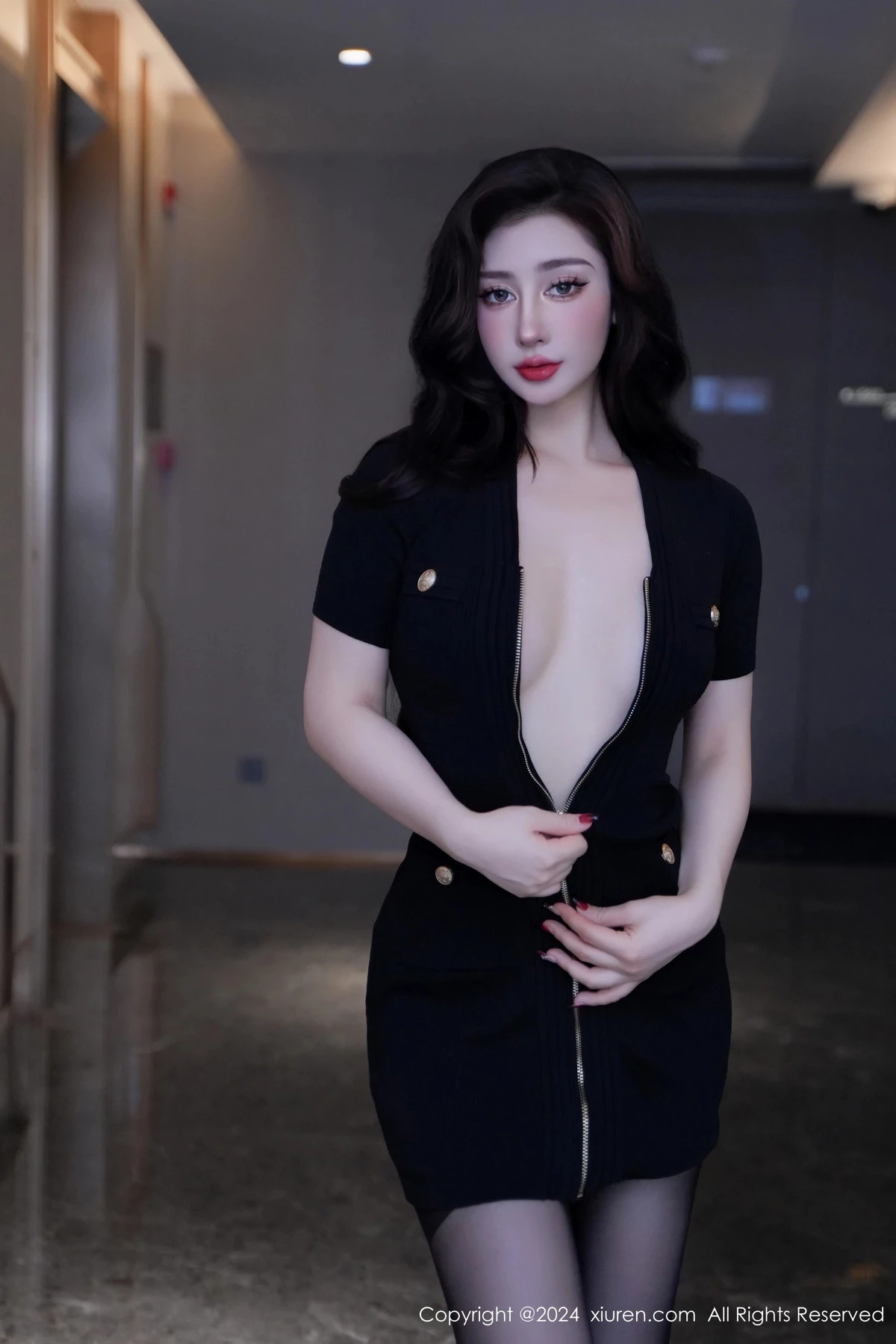 [[XiuRen秀人网]秀人网]No.8170_模特蕾蕾醒了没性感黑色收身服饰配超薄黑丝秀丰腴身材诱惑写真80P