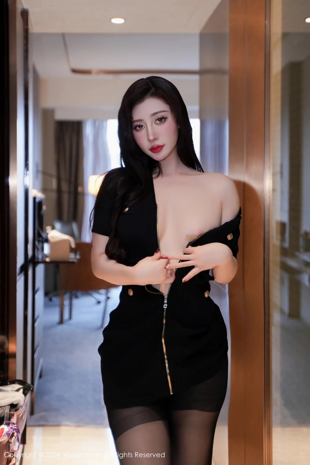 [[XiuRen秀人网]秀人网]No.8170_模特蕾蕾醒了没性感黑色收身服饰配超薄黑丝秀丰腴身材诱惑写真80P