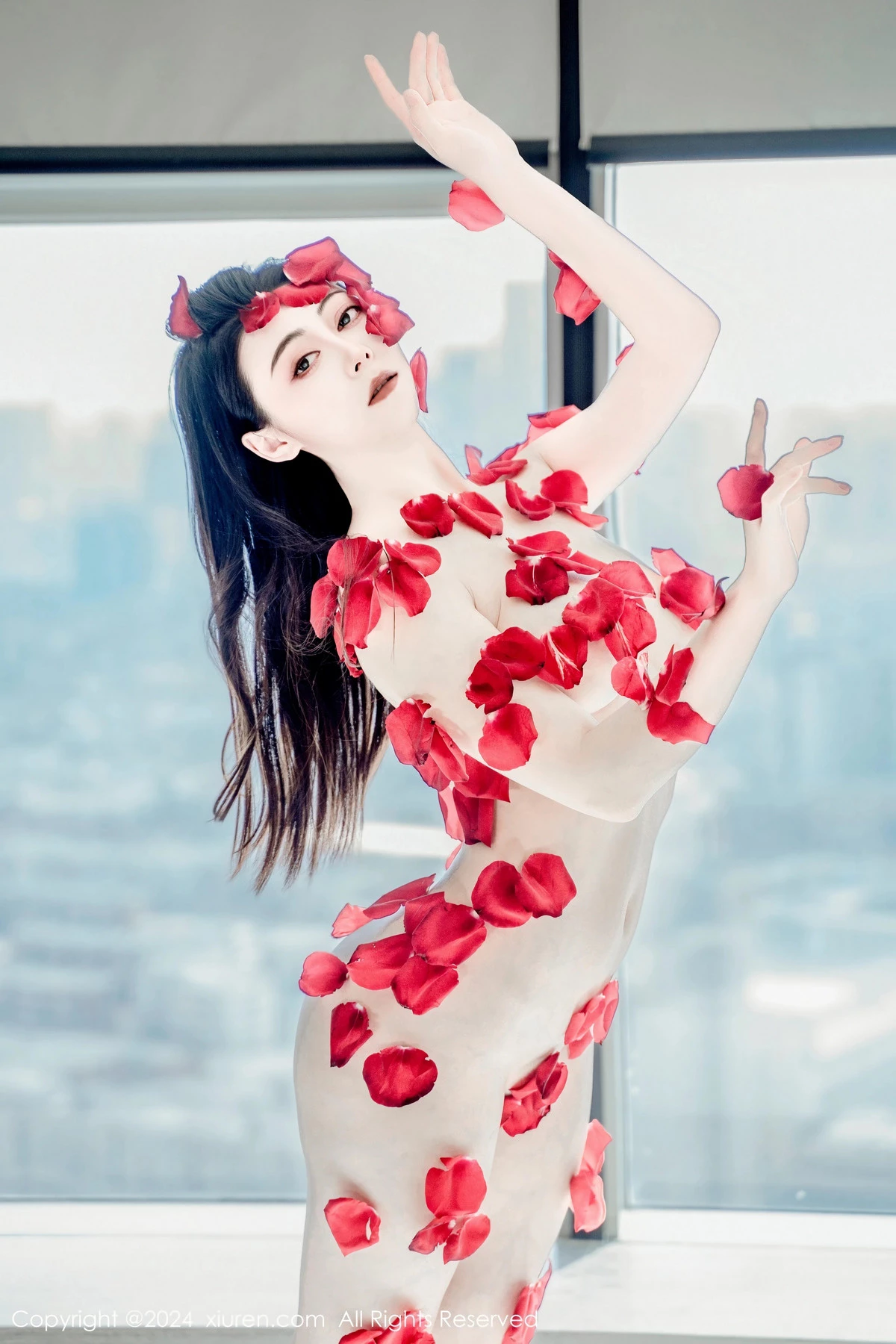 [[XiuRen秀人网]秀人网]No.8175_新人模特瑜伽喵私房浴室玫瑰花瓣浴秀魔鬼曲线撩人诱惑写真63P
