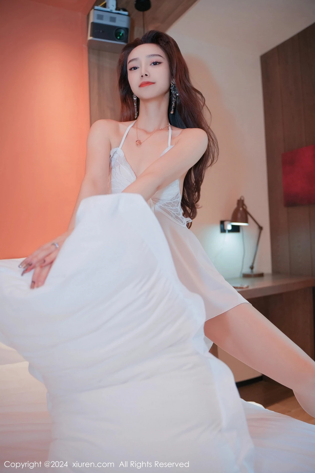 [[XiuRen秀人网]秀人网]No.8176_模特苏曼兮私房床上性感白色吊带睡裙秀丰腴美臀迷人诱惑写真79P