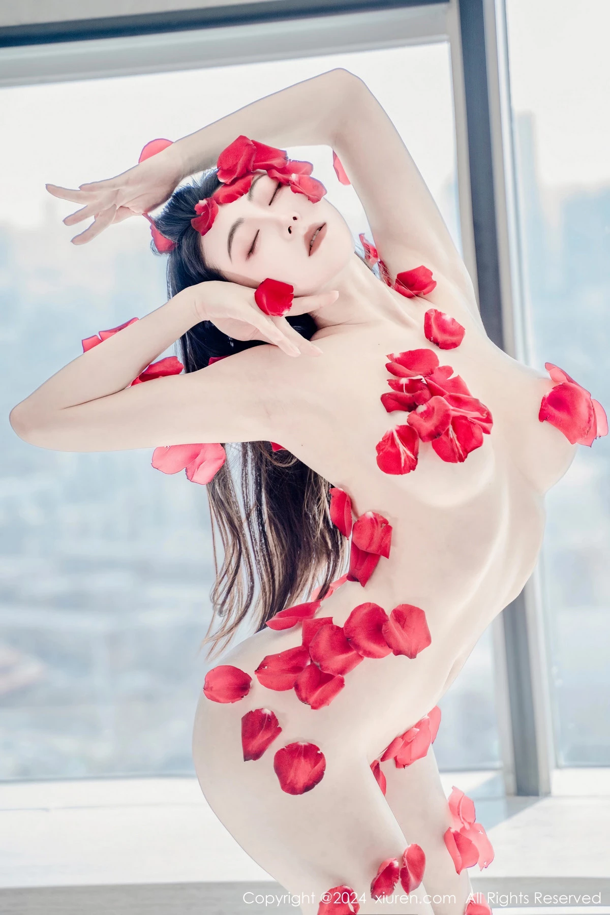 [[XiuRen秀人网]秀人网]No.8175_新人模特瑜伽喵私房浴室玫瑰花瓣浴秀魔鬼曲线撩人诱惑写真63P