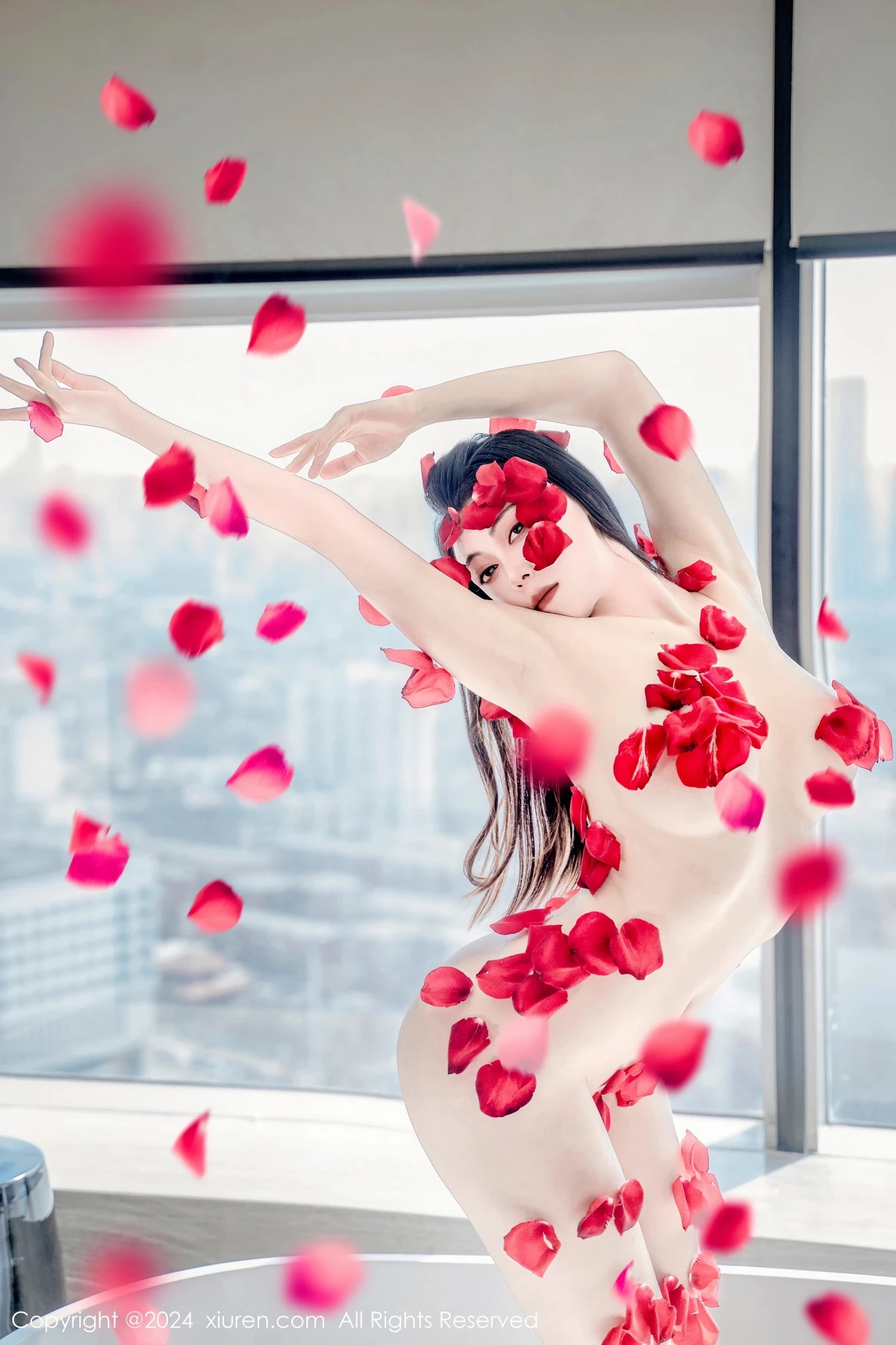 [[XiuRen秀人网]秀人网]No.8175_新人模特瑜伽喵私房浴室玫瑰花瓣浴秀魔鬼曲线撩人诱惑写真63P