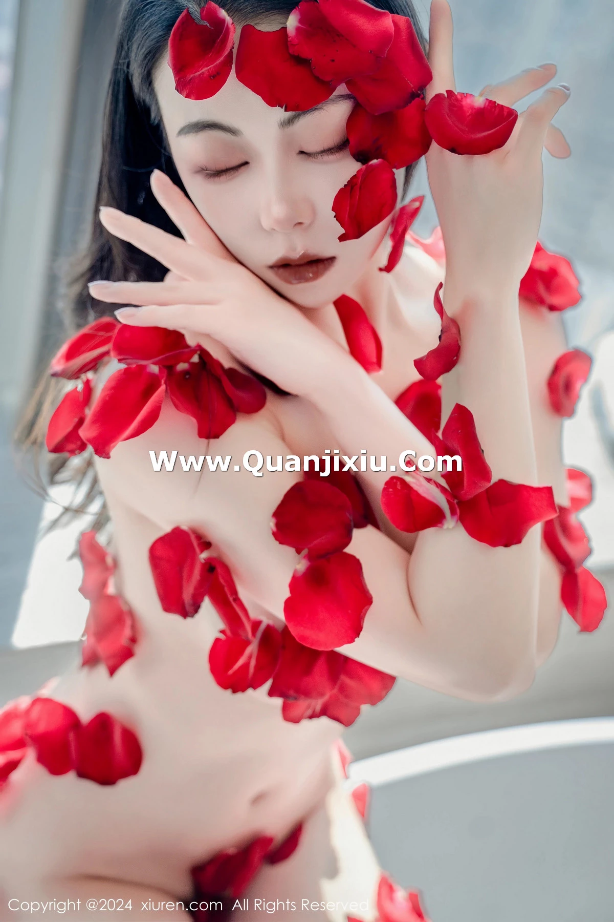 [[XiuRen秀人网]秀人网]No.8175_新人模特瑜伽喵私房浴室玫瑰花瓣浴秀魔鬼曲线撩人诱惑写真63P